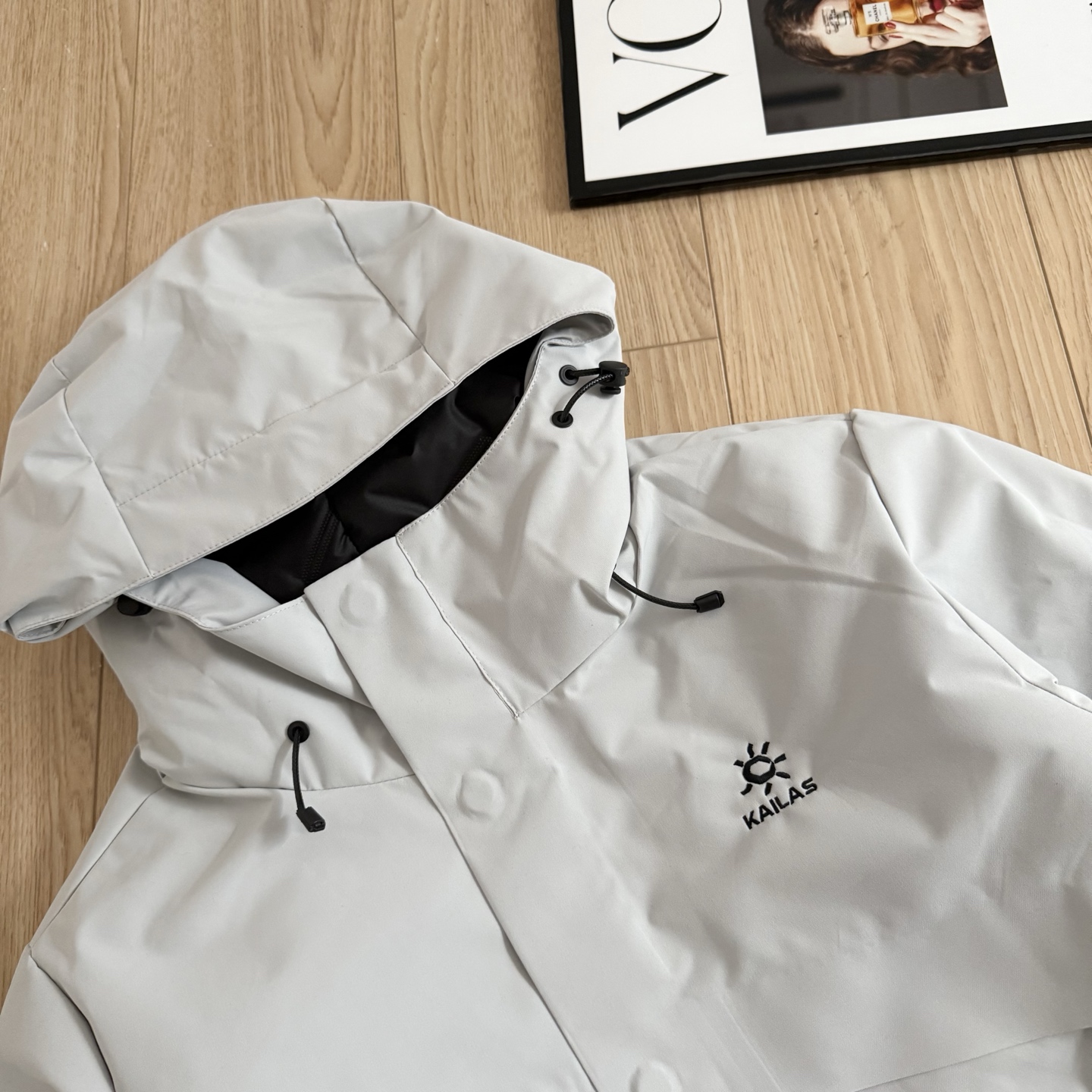 💰185
KAILAS凯乐石刺绣logo户外保暖棉服 从户外到城市 都能稳稳抗住寒冬的实战型外套

面料采用GORE-TEX防风防泼水科技面料，具有高效阻风抗湿能力。户外遇到雨雪、泥水或湿冷环境，也能形成坚固保护层，减少寒风入侵，同时具备透湿性能，活动流汗也不闷不湿，保持身体干爽舒适。

内里填充高蓬松轻量化保暖棉，即使不臃肿，也能快速锁温。在寒风刺骨的天气，依旧保持身体热能，轻盈却暖到“省力”，户外行动不受束缚。

工艺方面采用全压胶密封技术，细节结构做到稳固防渗，让面料与缝线处都形成完整防护；立体剪裁设计搭配可调节风帽，高领结构加持，全面提升抗冻能力，上身廓形利落挺括，实穿更显干净有型。

细节处理也很讲究。袖口魔术贴自由调节松紧，防止冷风从腕部进入；两侧防水拉链口袋容量足够日常使用，内部设有安全胸袋方便收纳贵重物品。整件服装触感干爽顺滑，穿着轻松无负担。

这是一件结合科技性能与轻量保暖体验的户外棉服。拒绝笨重，保暖稳妥，防风抗湿，舒适灵活。无论是城市通勤、出游露营、徒步登山，还是作为冬季日常穿搭，都能做到外形简洁、功能满格。黑色沉稳百搭，灰色低调干净，一件即可撑过整个冬天。

-颜色：黑色、灰白色
-尺码：M-4XL

尺码   胸围  衣长  肩宽    推荐体重（斤）
 M       103     65     48     100-115
 L        107     67      50     115-130
 XL      111     69      51     130-150
 XXL    115     71     53      150-170
 3XL     118     72     54     170-190
 4XL     121     74     56     190-210