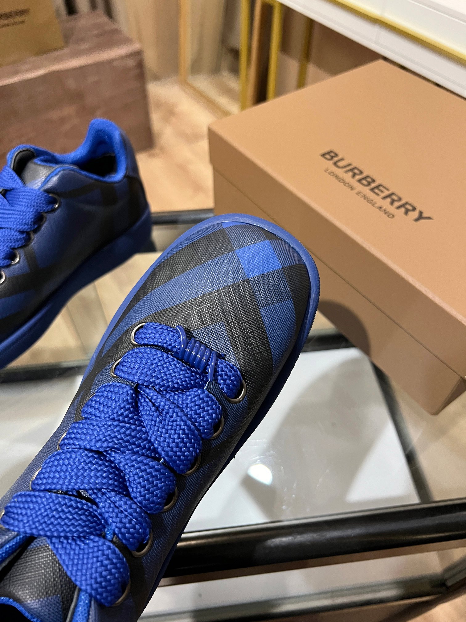 BURBERRY2024意大利制造的弹力尼龙运动鞋，饰有格子图案。网眼衬里款式的鞋带采用带刺拼接线，橡胶鞋底印有博柏利档案刻字。 系带闭合 圆形鞋头 带刺铁丝配件 鞋底印有博柏利字样.高版本火爆款
女35-40-P310
男39-45-300
