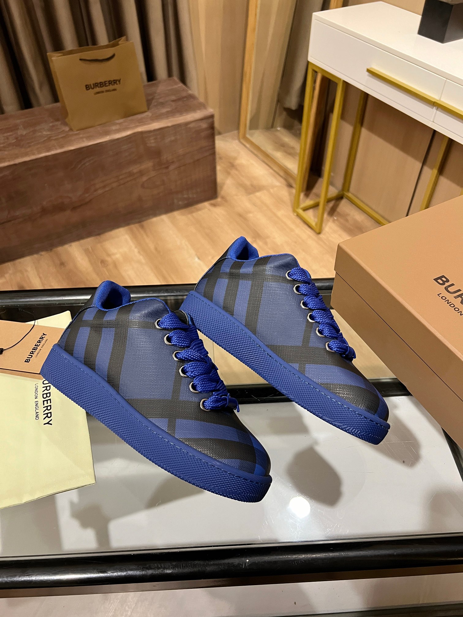 BURBERRY2024意大利制造的弹力尼龙运动鞋，饰有格子图案。网眼衬里款式的鞋带采用带刺拼接线，橡胶鞋底印有博柏利档案刻字。 系带闭合 圆形鞋头 带刺铁丝配件 鞋底印有博柏利字样.高版本火爆款
女35-40-P310
男39-45-300
