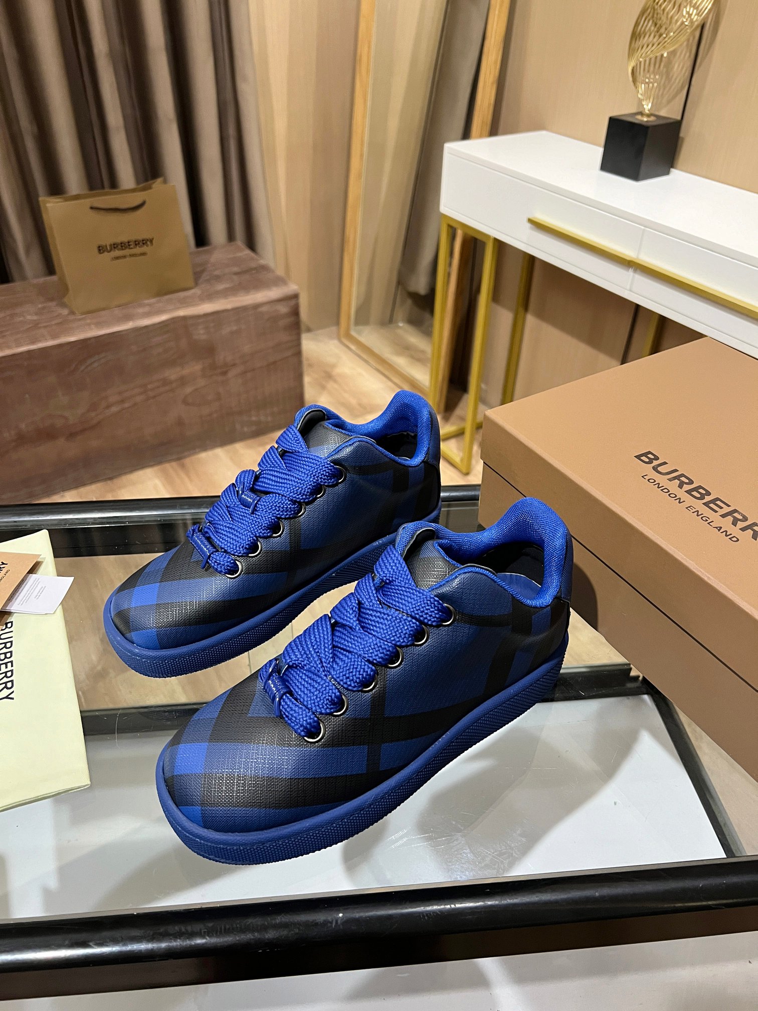 BURBERRY2024意大利制造的弹力尼龙运动鞋，饰有格子图案。网眼衬里款式的鞋带采用带刺拼接线，橡胶鞋底印有博柏利档案刻字。 系带闭合 圆形鞋头 带刺铁丝配件 鞋底印有博柏利字样.高版本火爆款
女35-40-P310
男39-45-300
