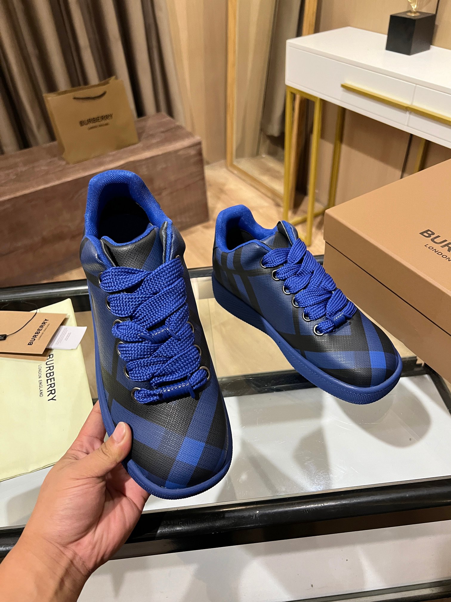 BURBERRY2024意大利制造的弹力尼龙运动鞋，饰有格子图案。网眼衬里款式的鞋带采用带刺拼接线，橡胶鞋底印有博柏利档案刻字。 系带闭合 圆形鞋头 带刺铁丝配件 鞋底印有博柏利字样.高版本火爆款
女35-40-P310
男39-45-300
