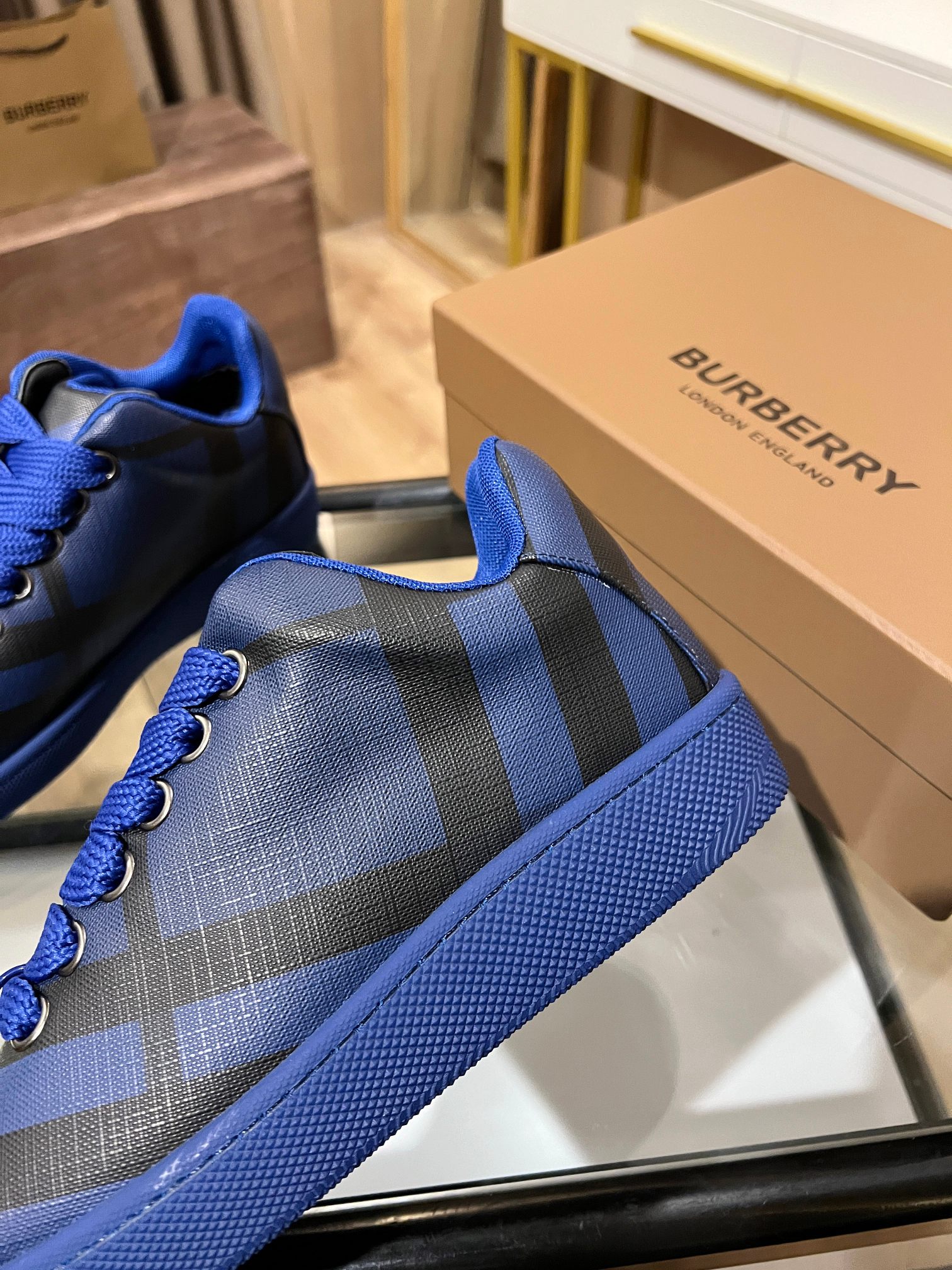 BURBERRY2024意大利制造的弹力尼龙运动鞋，饰有格子图案。网眼衬里款式的鞋带采用带刺拼接线，橡胶鞋底印有博柏利档案刻字。 系带闭合 圆形鞋头 带刺铁丝配件 鞋底印有博柏利字样.高版本火爆款
女35-40-P310
男39-45-300
