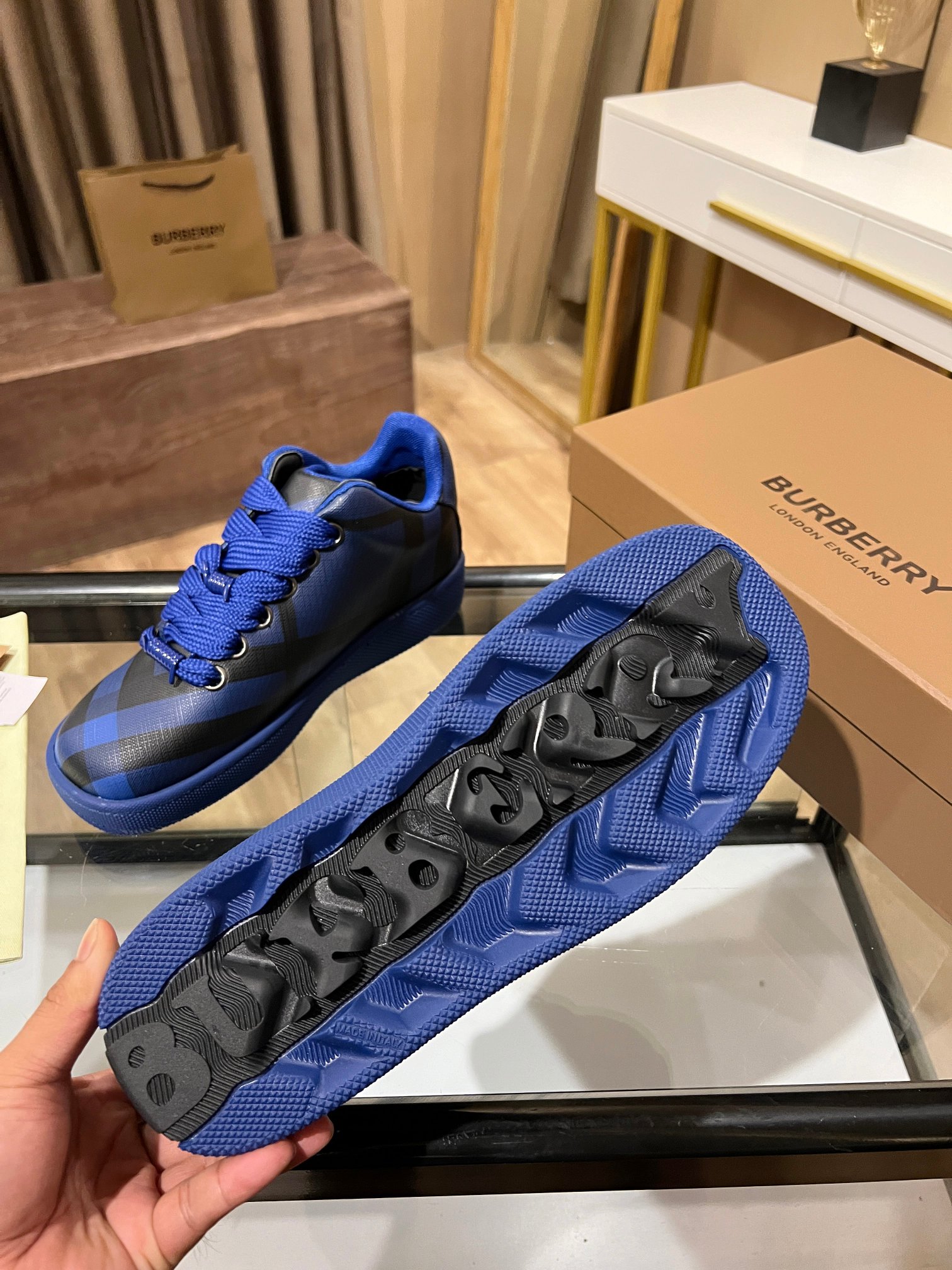 BURBERRY2024意大利制造的弹力尼龙运动鞋，饰有格子图案。网眼衬里款式的鞋带采用带刺拼接线，橡胶鞋底印有博柏利档案刻字。 系带闭合 圆形鞋头 带刺铁丝配件 鞋底印有博柏利字样.高版本火爆款
女35-40-P310
男39-45-300
