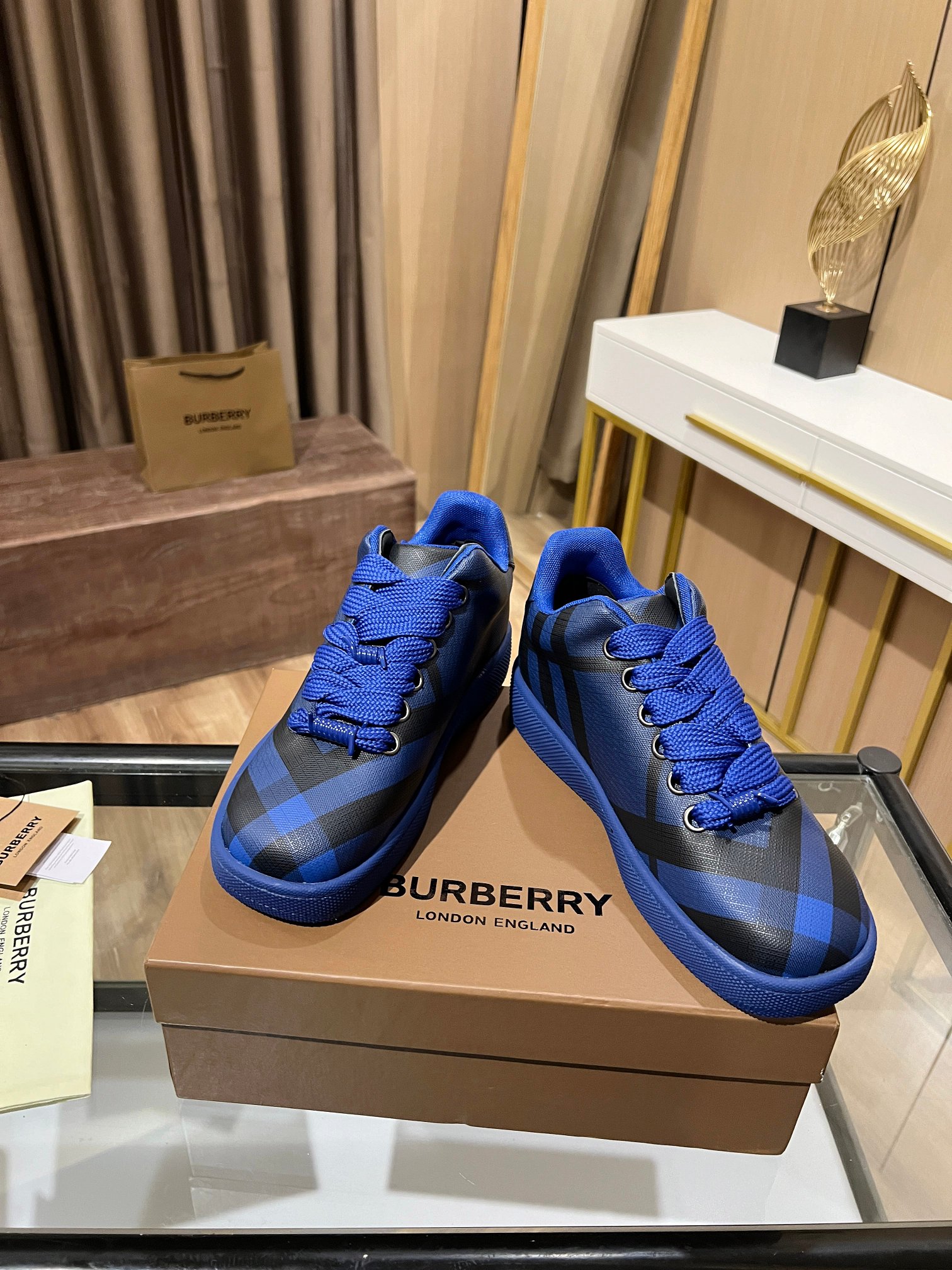 BURBERRY2024意大利制造的弹力尼龙运动鞋，饰有格子图案。网眼衬里款式的鞋带采用带刺拼接线，橡胶鞋底印有博柏利档案刻字。 系带闭合 圆形鞋头 带刺铁丝配件 鞋底印有博柏利字样.高版本火爆款
女35-40-P310
男39-45-300
