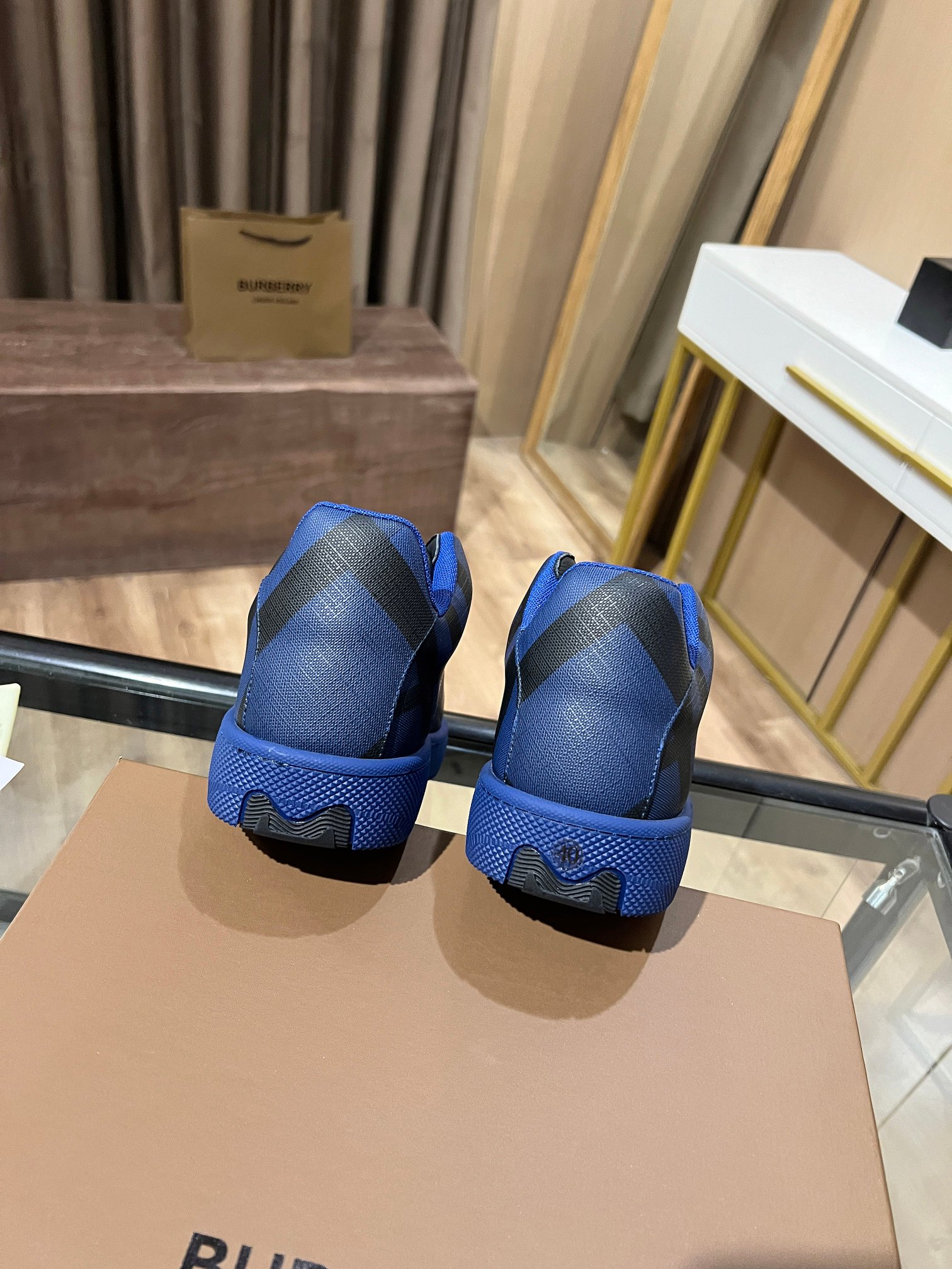 BURBERRY2024意大利制造的弹力尼龙运动鞋，饰有格子图案。网眼衬里款式的鞋带采用带刺拼接线，橡胶鞋底印有博柏利档案刻字。 系带闭合 圆形鞋头 带刺铁丝配件 鞋底印有博柏利字样.高版本火爆款
女35-40-P310
男39-45-300
