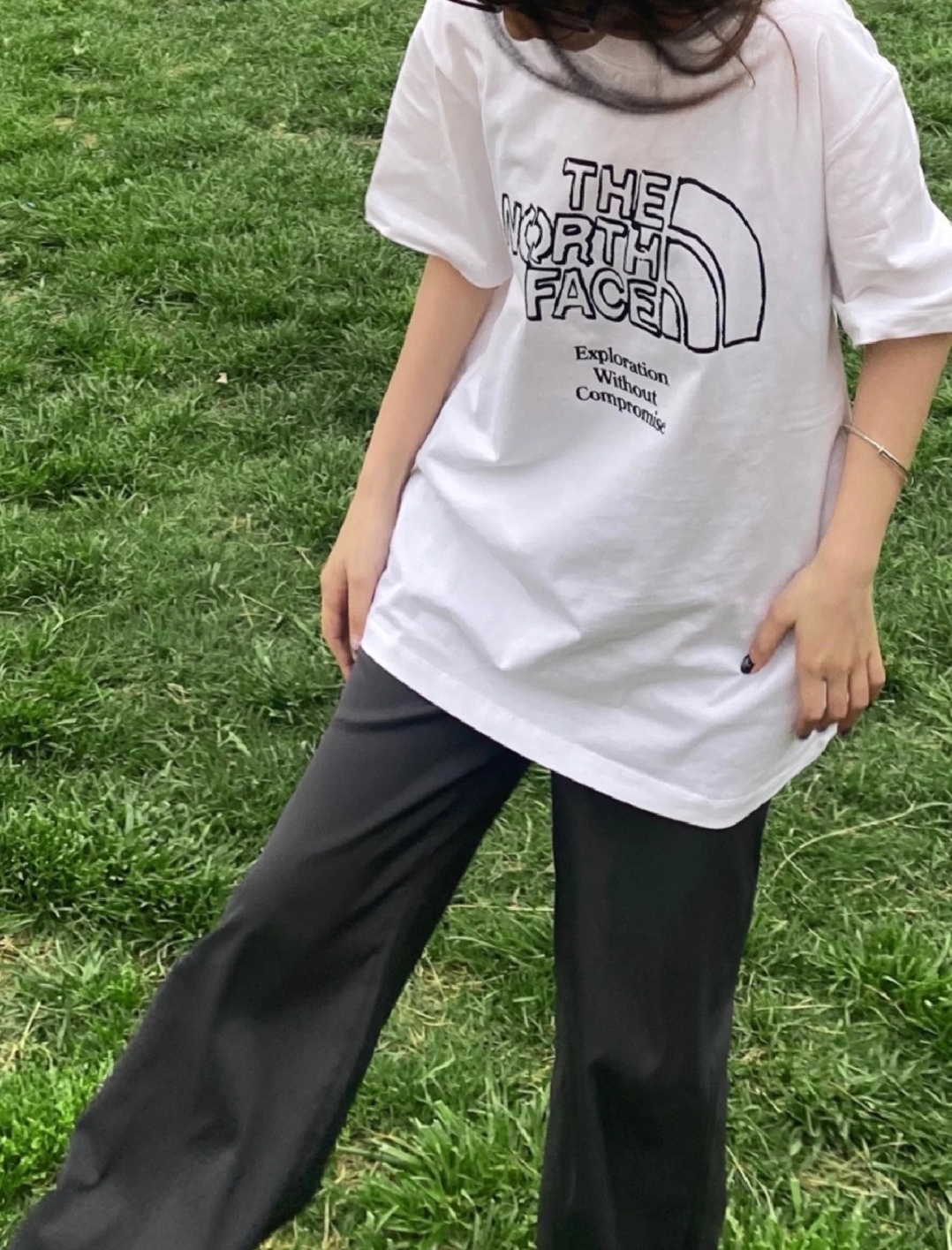The North Face/北面素描字母logo情侣款短袖T 恤,官网热销款 宽松版型上身百搭显瘦不挑 身材,搭配情侣 闺密出行 非常适合夏季的款,上身百搭不挑人,玩转你的夏天,期待你我共同的驾驭 颜色:白色,黑色 藏青色