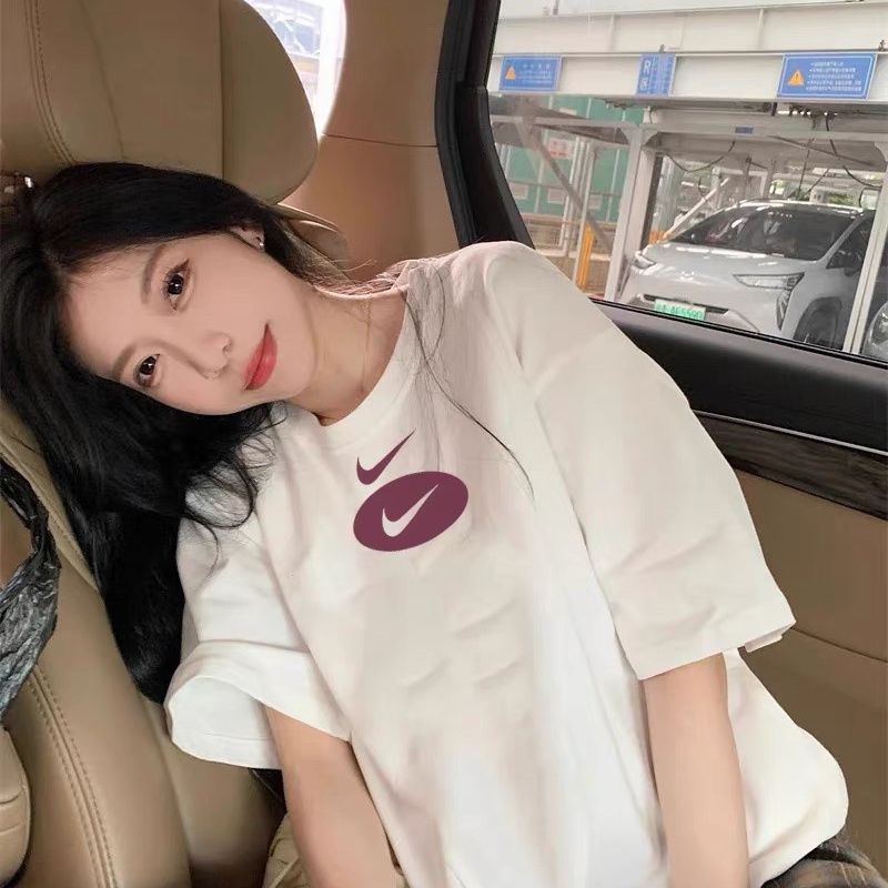 P59💰
Nike 耐克 新款字母情侣短袖T恤 三针五线做工,领口包包边条
今年火爆的品牌 看到了就忍不住要自留一件
正确纹路立体印花
正确面料版型
舒适透气柔软又亲肤!下半身随意搭配出行、怎么穿都好看!
上身显瘦挑高!小哥小姐姐绝对是你衣橱
穿洗多次都不愿扔掉的一款T恤!赶紧入手吧✨
Color:白色 黑色 酒红色 绿色 粉色
Size:S/M/L/XL/XXL