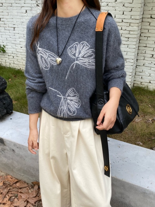 Embroidered Wool-Cashmere Blend Sweater, Relaxed Fit, Stylish and Comfortable 1 Embroidered Wool-Cashmere Blend Sweater, Relaxed Fit, Stylish and Comfortable