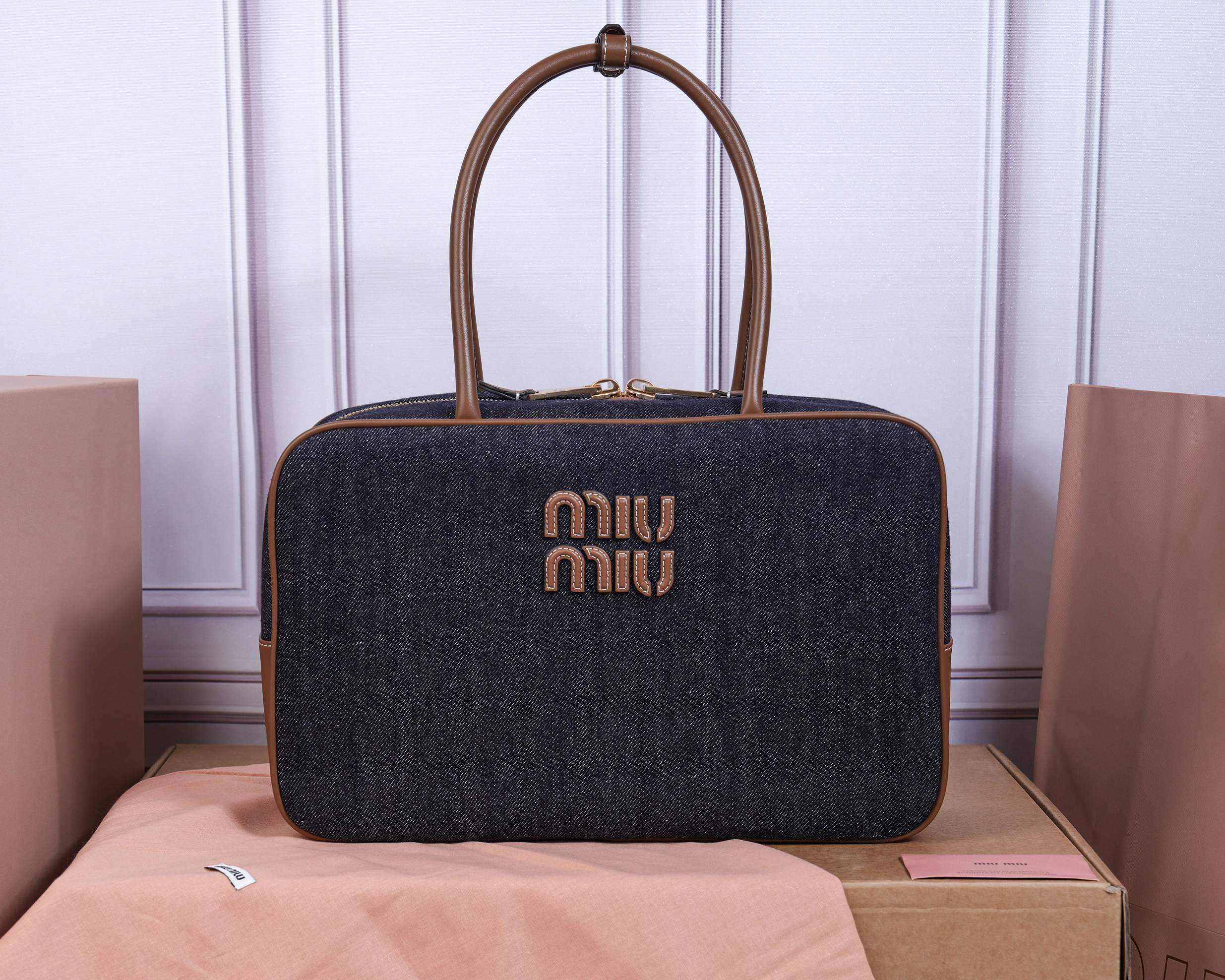 NO:719730,[Special grade original leather] 5BB117M's new canvas briefcase, a complete fusion of fashion and classics, it has to be the next big hit, denim canvas fabric with calfskin, soft and durable, lighter and more versatile than all-leather models, both appearance and practicality are amazing, three generations of long-hand  The handle design is easy to carry on the shoulder, and the large size design has sufficient capacity to easily hold various necessities. It is a perfect choice whether for work or travel. The new canvas lining is more beautiful and durable. Size 34X23X12cm [with full set of original packaging], MIUMIU, miumiu, cowhide19860909【特级原厂皮】5BB117M家新品帆布公文包,时尚与经典的完全融合,下一个大爆款非它莫属,牛仔帆布面料搭配小牛皮,质感柔软且耐用,比起全皮款更加轻便且颜色也更百搭,无论外观还是实用性都让人惊叹,三代长手柄设计方便肩背,大号设计容量充足,可轻松装下各种必需品,无论上班还是出游,它都是完美的选择,全新的帆布衬里更美观耐用,尺寸34X23X12cm【配全套原版包装】,MIUMIU,miumiu,cowhide,Bag