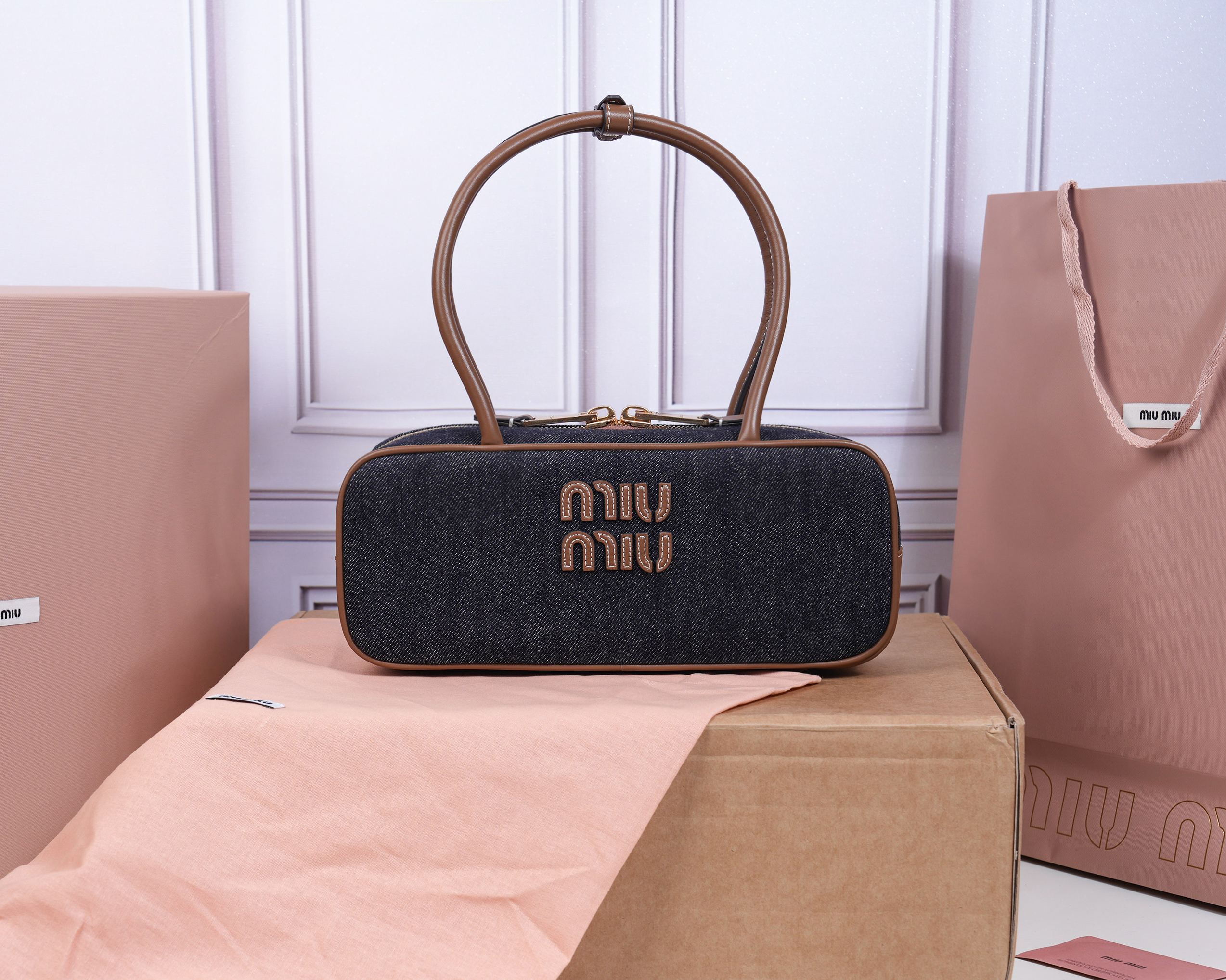 NO:719728,[Special grade original leather] 5BB173M's new canvas bowling ball, using new denim fabrics with high-grade plain calfskin, the bold and innovative design perfectly interprets Miu's eclectic, casual and inclusive attitude towards life. This bag is cool, with a refined multi-functional design, integrating men's clothing  and women's clothing elements, casual and lazy, natural and free, full of personality, brand new canvas lining, it is popular all over the Internet for no reason, all major fashion stars love to carry it, size 28X12X9cm [with full set of original packaging], MIUMIU, miumiu, cowhide19860909【特级原厂皮】5BB173M家新品帆布保龄球,采用全新牛仔面料搭配高级平纹小牛皮,大胆创新的设计完美诠释了Miu不拘一格,潇洒随意包容的人生态度,这款包包很酷,定格精致的多功能设计,融合男装和女装元素,随性慵懒,自然洒脱,充满个性,全新的帆布衬里,火遍全网不是没道理的,各大时尚搏主明星都爱背它,尺寸28X12X9cm【配全套原版包装】,MIUMIU,miumiu,cowhide,Bag