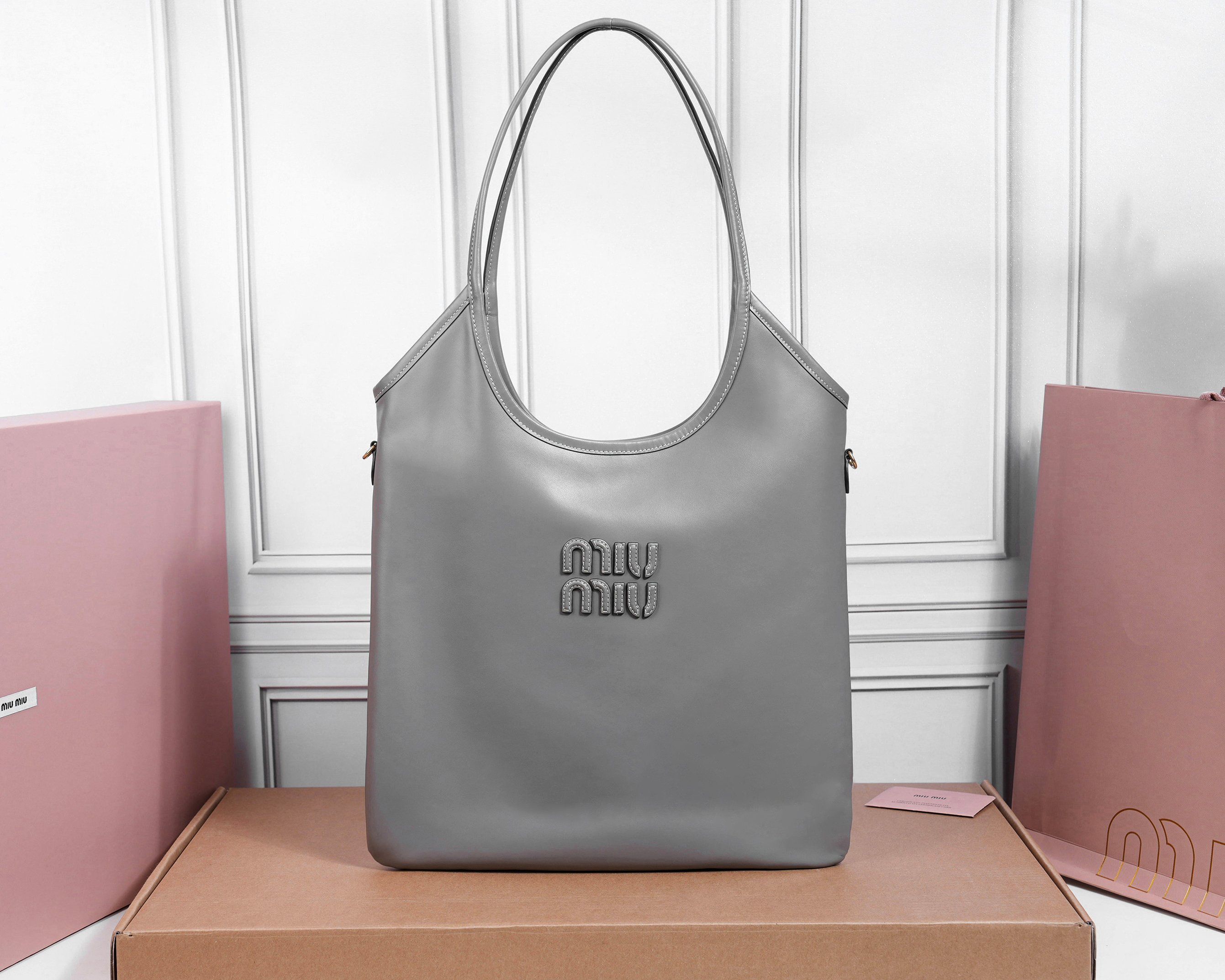 NO:719721,[Special grade original leather] 5BG231M's new hobo tote armpit bag, a limited edition in the autumn and winter series. This design allows more girls to easily control the fashion sense of efor. The back can actually make the side of the person look very thin. The weight of the bag is also very light. The length will not weigh you down. It is deeply planted and a must-have for daily commuting.  You can't go wrong wearing it with private clothes. It's light and simple, the design is very practical and the capacity is very large. The size is 35cm base length x 40cm height x wrist height 60cm. [With full set of original packaging], MIUMIU, miumiu19860909【特级原厂皮】5BG231M家新款hobo 托特腋下包,秋冬系列限定款,这款设计得能让更多美眉轻松驾驭 effor 的时髦感,背上竟然能显得人侧面很薄,包包自重也很轻长度不会压个子,深深种草,日常通勤必备 穿搭私服也不会出错的噢,轻便又简单,设计非常实用容量也很足,尺寸底长35x高40x手腕高60cm.【配全套原版包装】,MIUMIU,miumiu,Bag