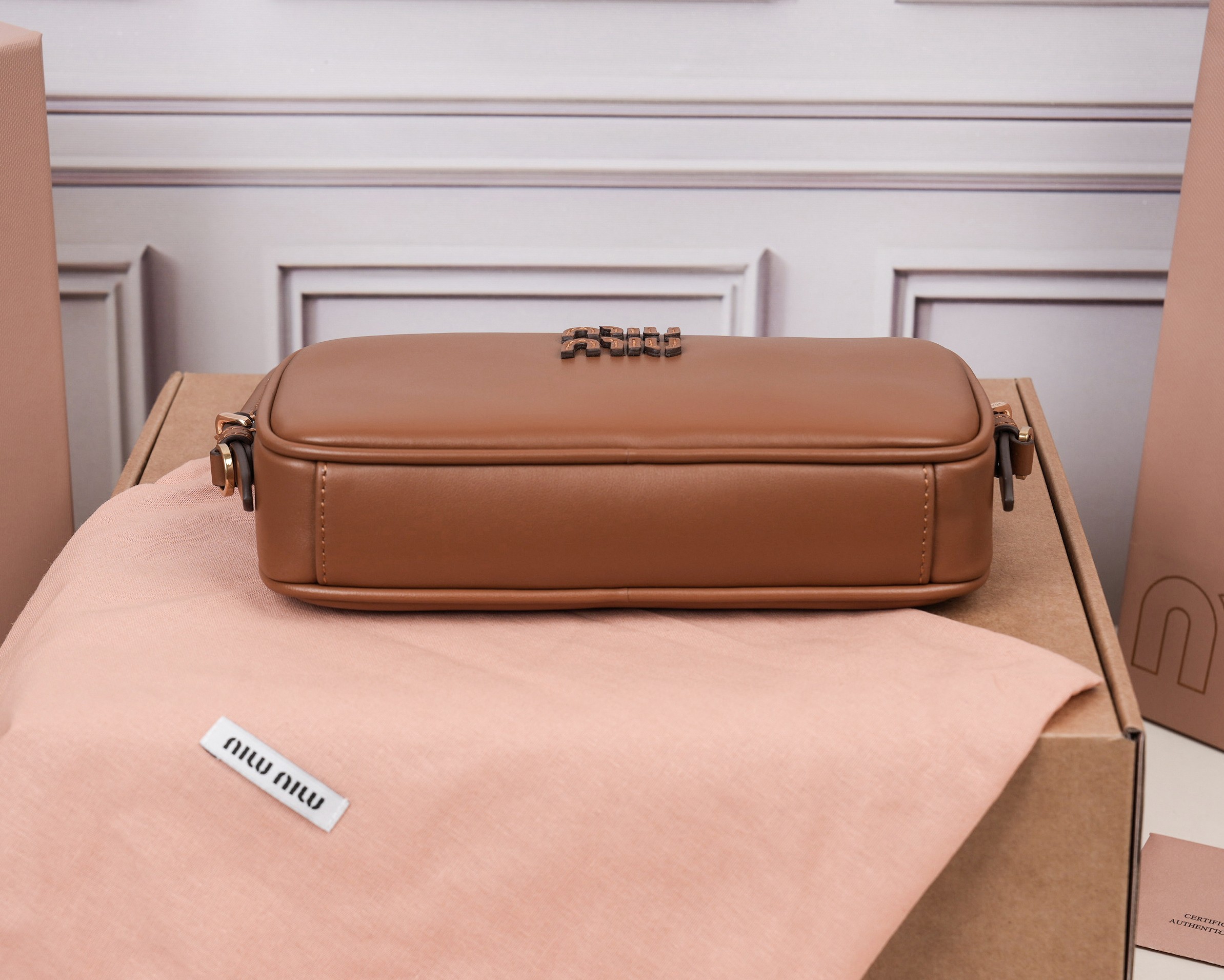 💰580【特级原厂皮】5NE024💕M家新品限量款麻将包，采用高品质进口小牛皮，双拼色更显复古时髦，风格简约时尚，为日常衣橱增添百搭之选，以挺括皮革设计体现品牌的年轻叛逆精神，可调节可拆卸皮革肩带，正面标志性皮革雕刻徽标，棉质缎面衬里，性价比超高，尺寸：20x10x4cm.【配全套原版包装】