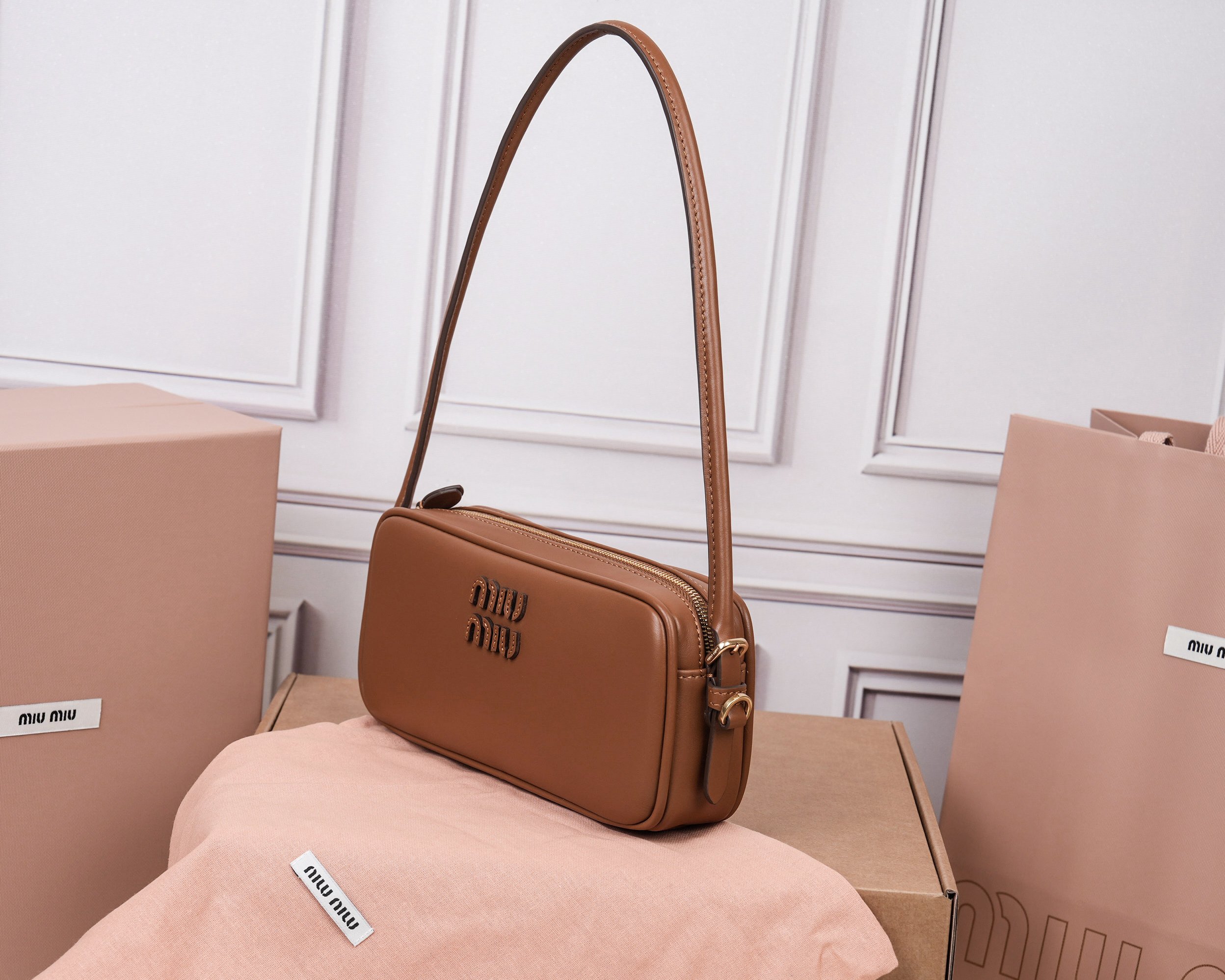 💰580【特级原厂皮】5NE024💕M家新品限量款麻将包，采用高品质进口小牛皮，双拼色更显复古时髦，风格简约时尚，为日常衣橱增添百搭之选，以挺括皮革设计体现品牌的年轻叛逆精神，可调节可拆卸皮革肩带，正面标志性皮革雕刻徽标，棉质缎面衬里，性价比超高，尺寸：20x10x4cm.【配全套原版包装】