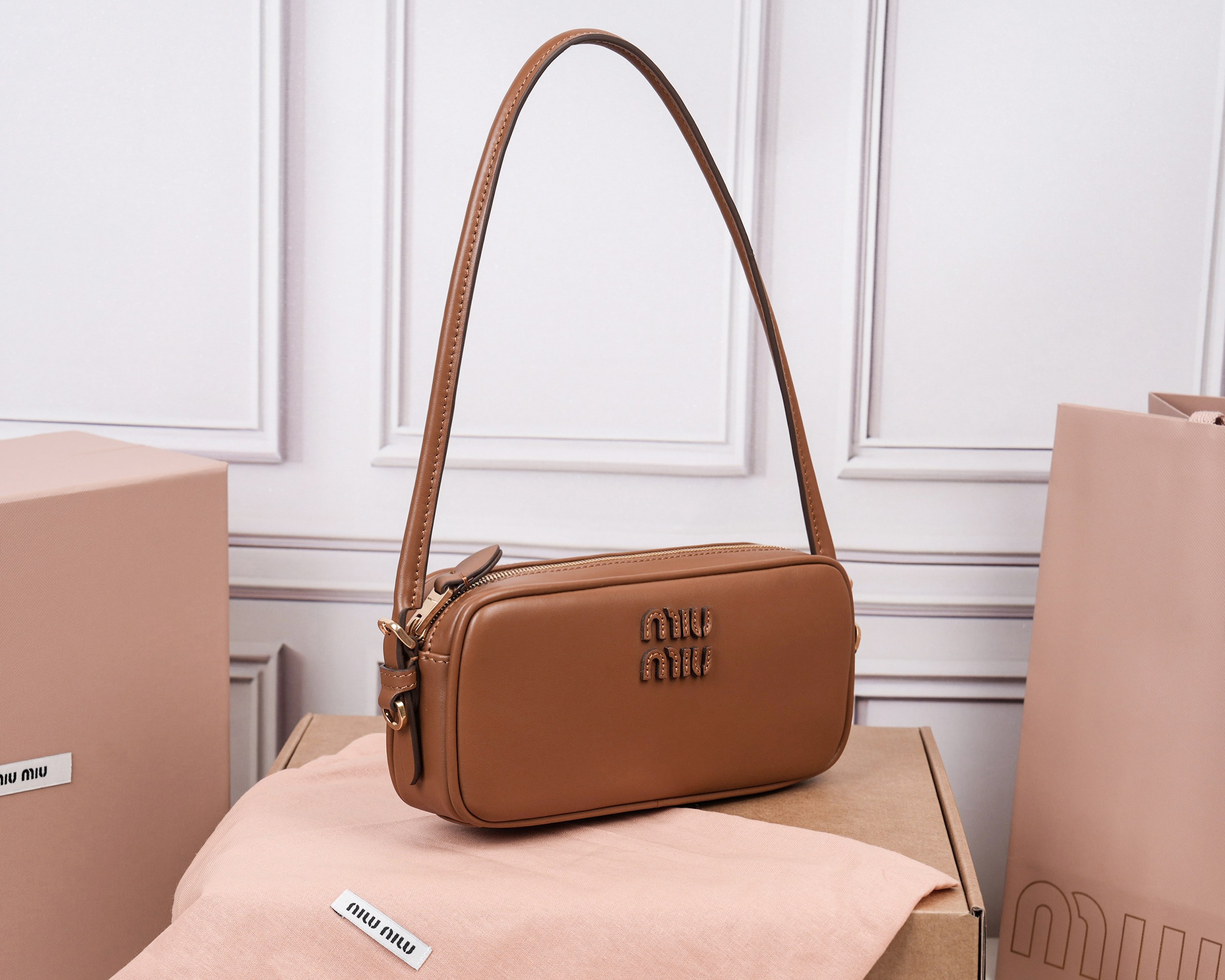 💰580【特级原厂皮】5NE024💕M家新品限量款麻将包，采用高品质进口小牛皮，双拼色更显复古时髦，风格简约时尚，为日常衣橱增添百搭之选，以挺括皮革设计体现品牌的年轻叛逆精神，可调节可拆卸皮革肩带，正面标志性皮革雕刻徽标，棉质缎面衬里，性价比超高，尺寸：20x10x4cm.【配全套原版包装】