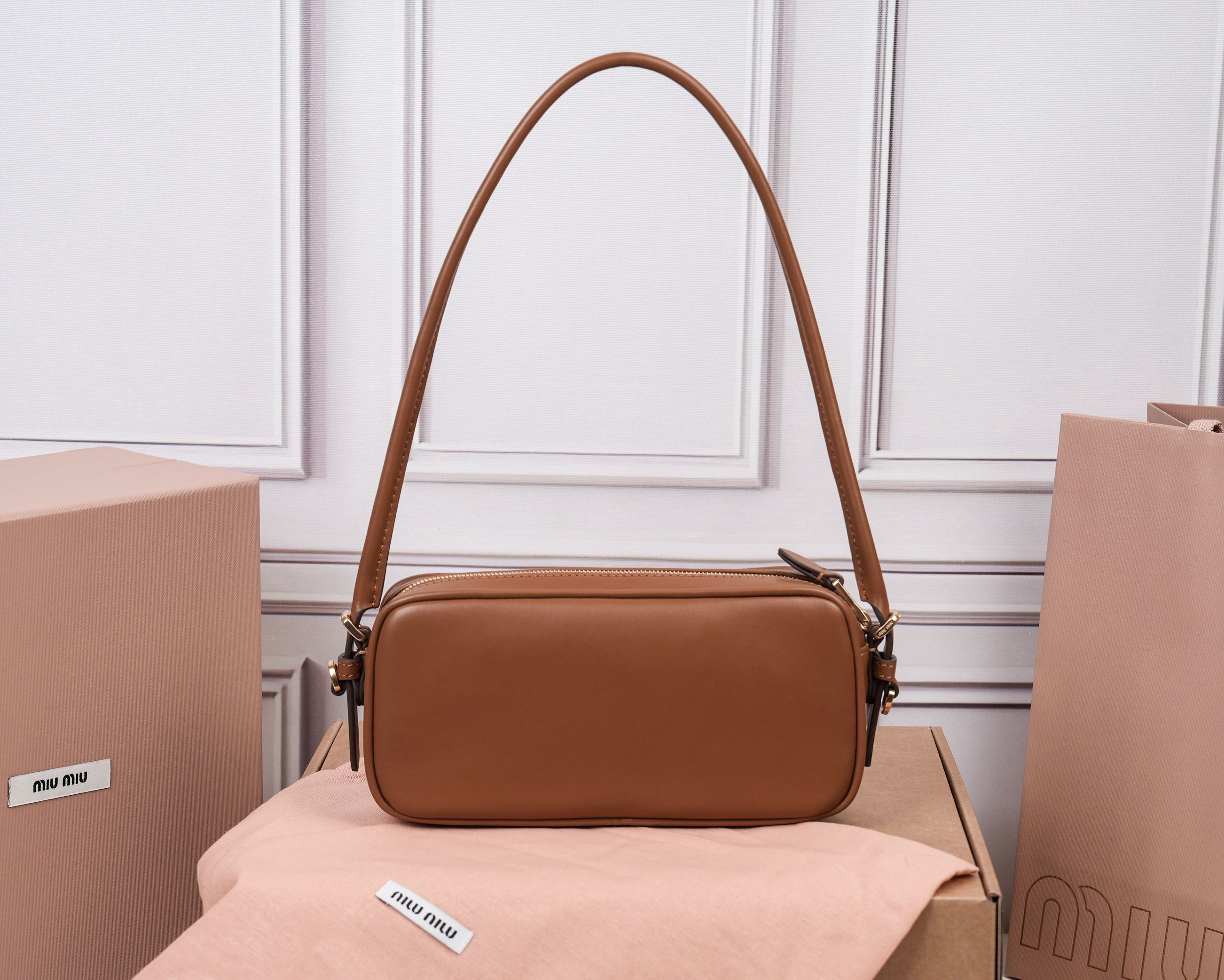 💰580【特级原厂皮】5NE024💕M家新品限量款麻将包，采用高品质进口小牛皮，双拼色更显复古时髦，风格简约时尚，为日常衣橱增添百搭之选，以挺括皮革设计体现品牌的年轻叛逆精神，可调节可拆卸皮革肩带，正面标志性皮革雕刻徽标，棉质缎面衬里，性价比超高，尺寸：20x10x4cm.【配全套原版包装】