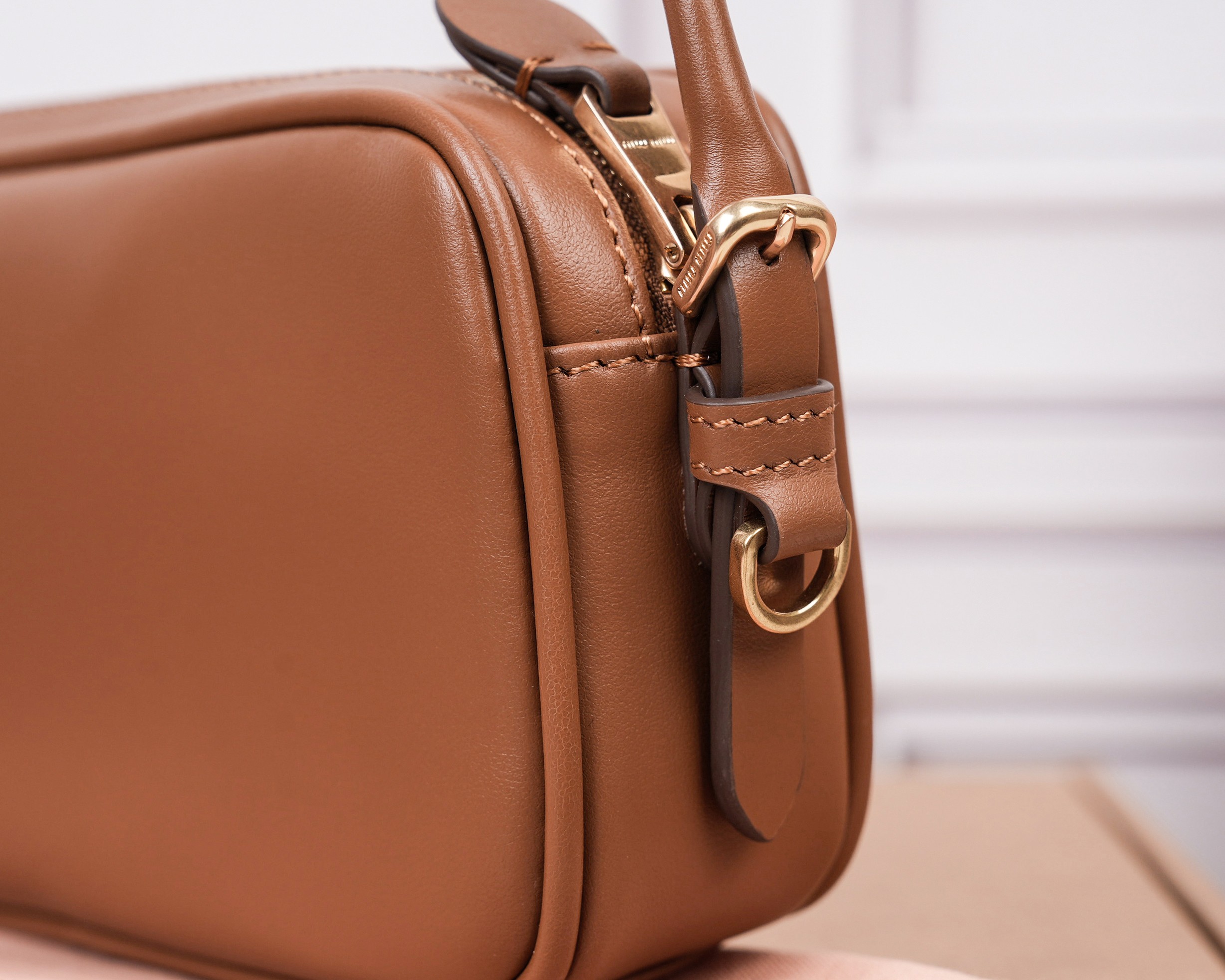 💰580【特级原厂皮】5NE024💕M家新品限量款麻将包，采用高品质进口小牛皮，双拼色更显复古时髦，风格简约时尚，为日常衣橱增添百搭之选，以挺括皮革设计体现品牌的年轻叛逆精神，可调节可拆卸皮革肩带，正面标志性皮革雕刻徽标，棉质缎面衬里，性价比超高，尺寸：20x10x4cm.【配全套原版包装】