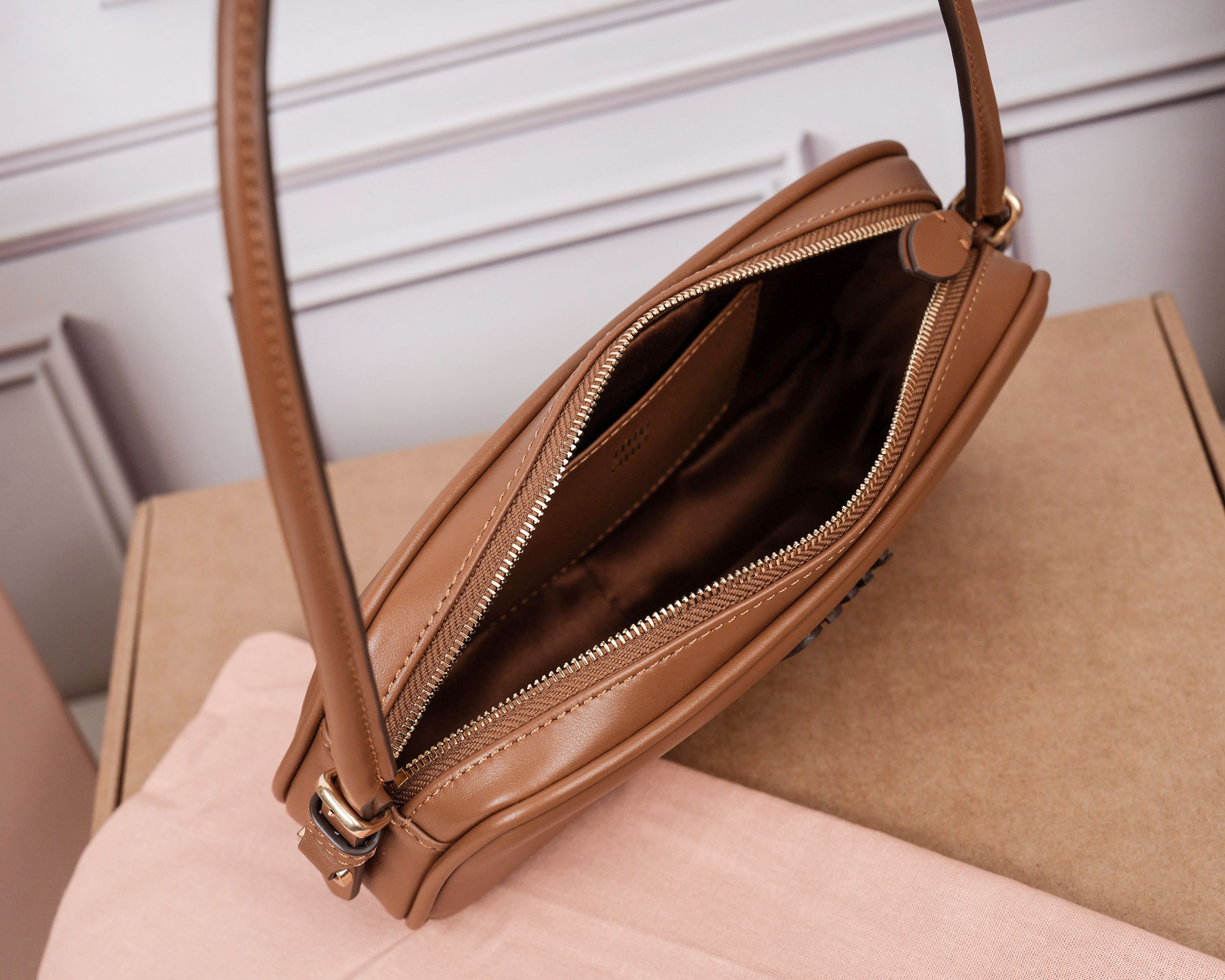 💰580【特级原厂皮】5NE024💕M家新品限量款麻将包，采用高品质进口小牛皮，双拼色更显复古时髦，风格简约时尚，为日常衣橱增添百搭之选，以挺括皮革设计体现品牌的年轻叛逆精神，可调节可拆卸皮革肩带，正面标志性皮革雕刻徽标，棉质缎面衬里，性价比超高，尺寸：20x10x4cm.【配全套原版包装】