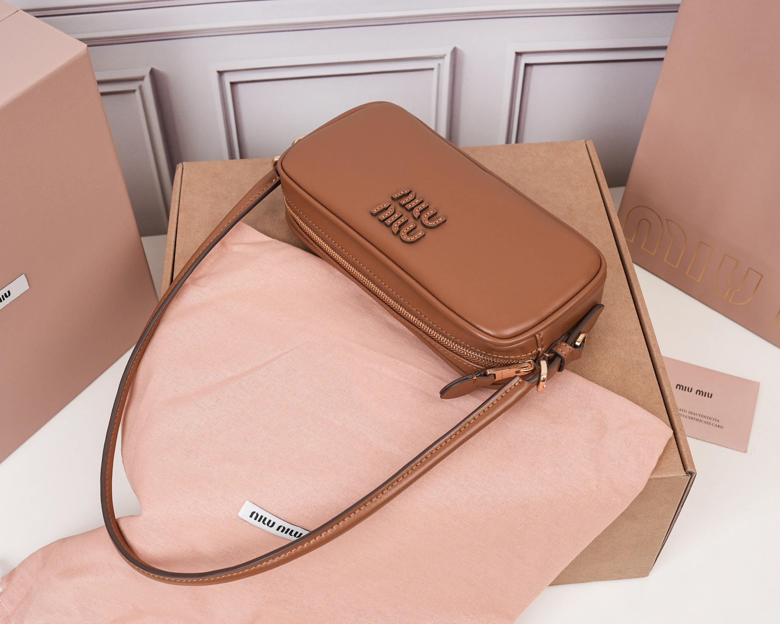 💰580【特级原厂皮】5NE024💕M家新品限量款麻将包，采用高品质进口小牛皮，双拼色更显复古时髦，风格简约时尚，为日常衣橱增添百搭之选，以挺括皮革设计体现品牌的年轻叛逆精神，可调节可拆卸皮革肩带，正面标志性皮革雕刻徽标，棉质缎面衬里，性价比超高，尺寸：20x10x4cm.【配全套原版包装】