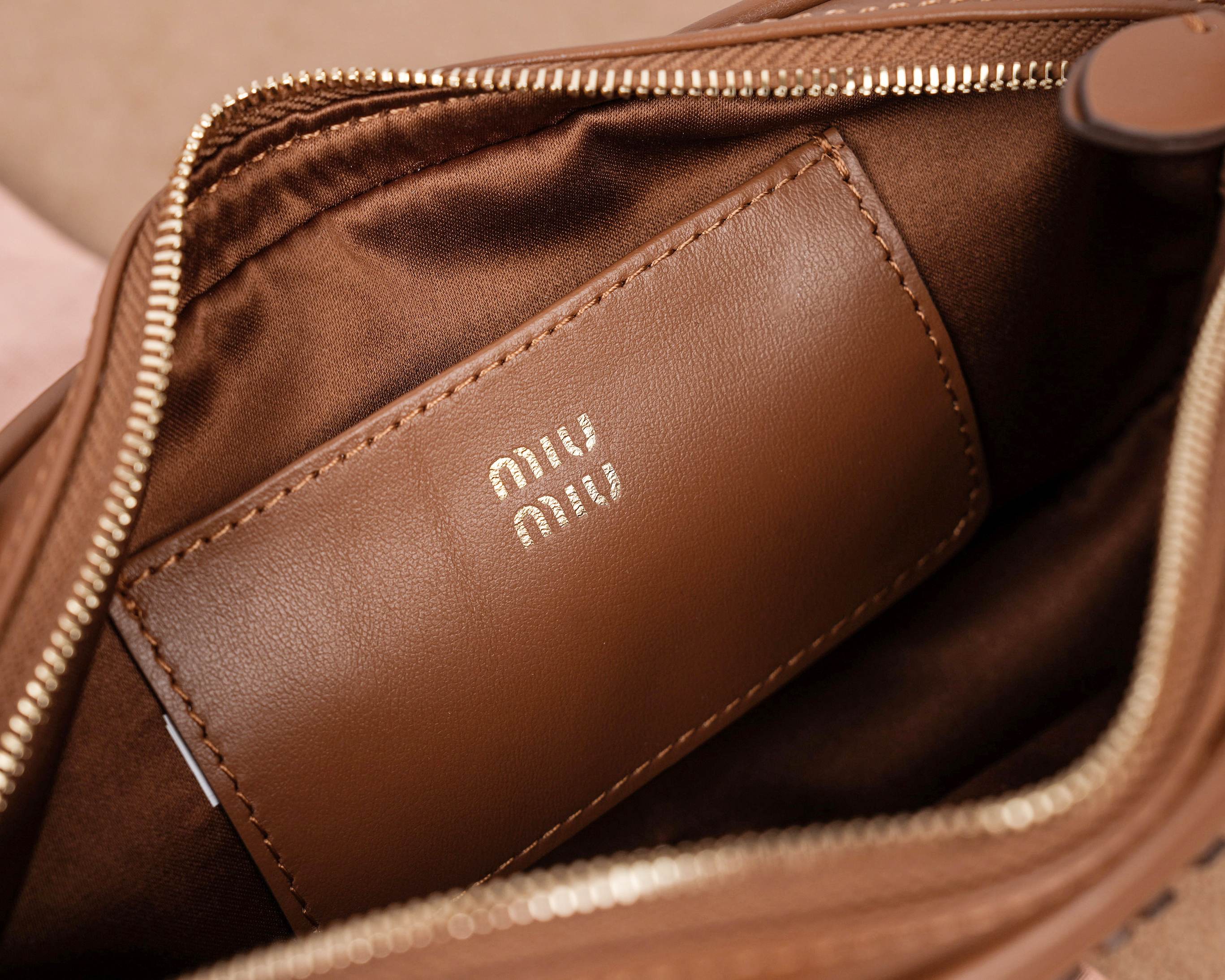 💰580【特级原厂皮】5NE024💕M家新品限量款麻将包，采用高品质进口小牛皮，双拼色更显复古时髦，风格简约时尚，为日常衣橱增添百搭之选，以挺括皮革设计体现品牌的年轻叛逆精神，可调节可拆卸皮革肩带，正面标志性皮革雕刻徽标，棉质缎面衬里，性价比超高，尺寸：20x10x4cm.【配全套原版包装】