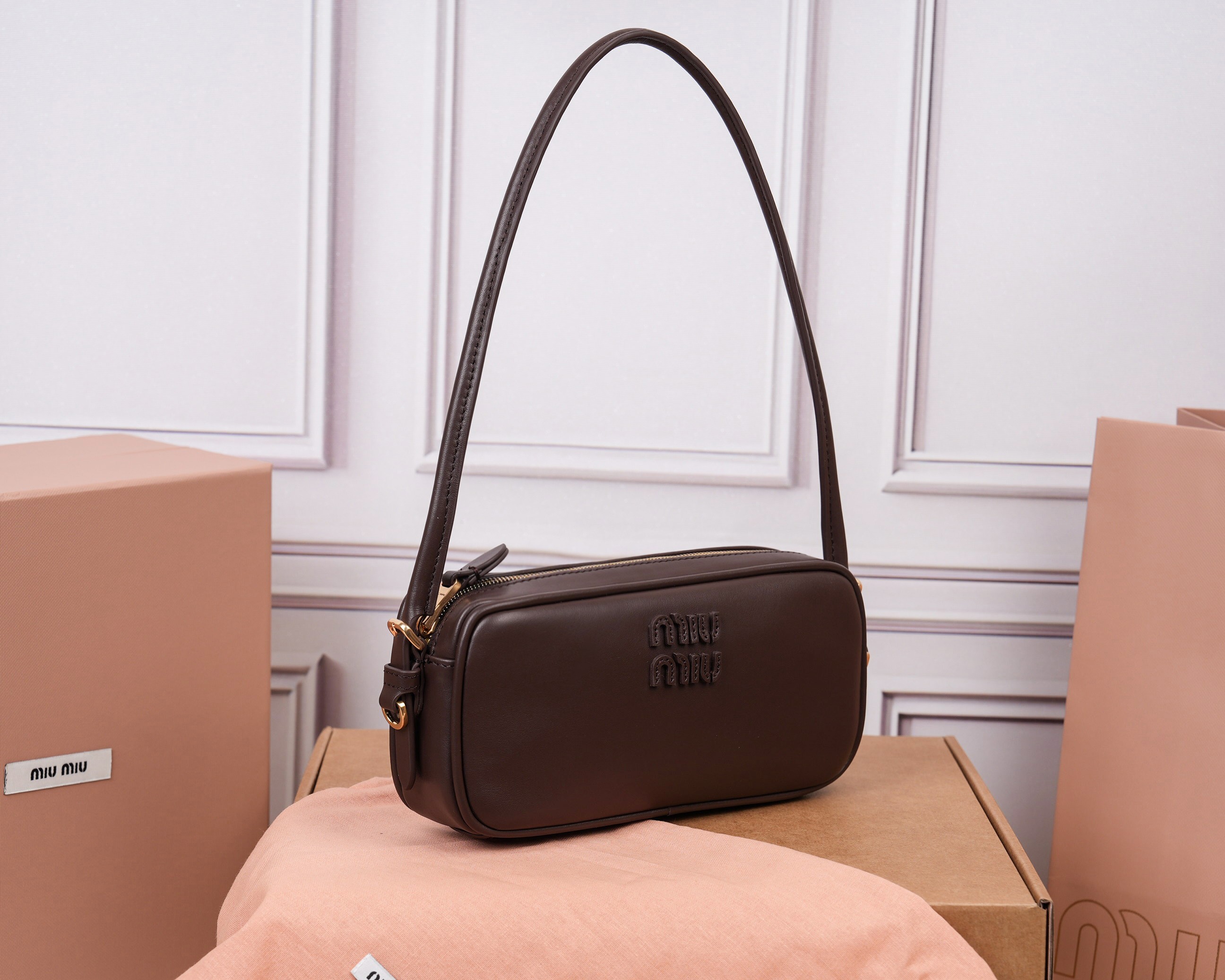 💰580【特级原厂皮】5NE024💕M家新品限量款麻将包，采用高品质进口小牛皮，双拼色更显复古时髦，风格简约时尚，为日常衣橱增添百搭之选，以挺括皮革设计体现品牌的年轻叛逆精神，可调节可拆卸皮革肩带，正面标志性皮革雕刻徽标，棉质缎面衬里，性价比超高，尺寸：20x10x4cm.【配全套原版包装】