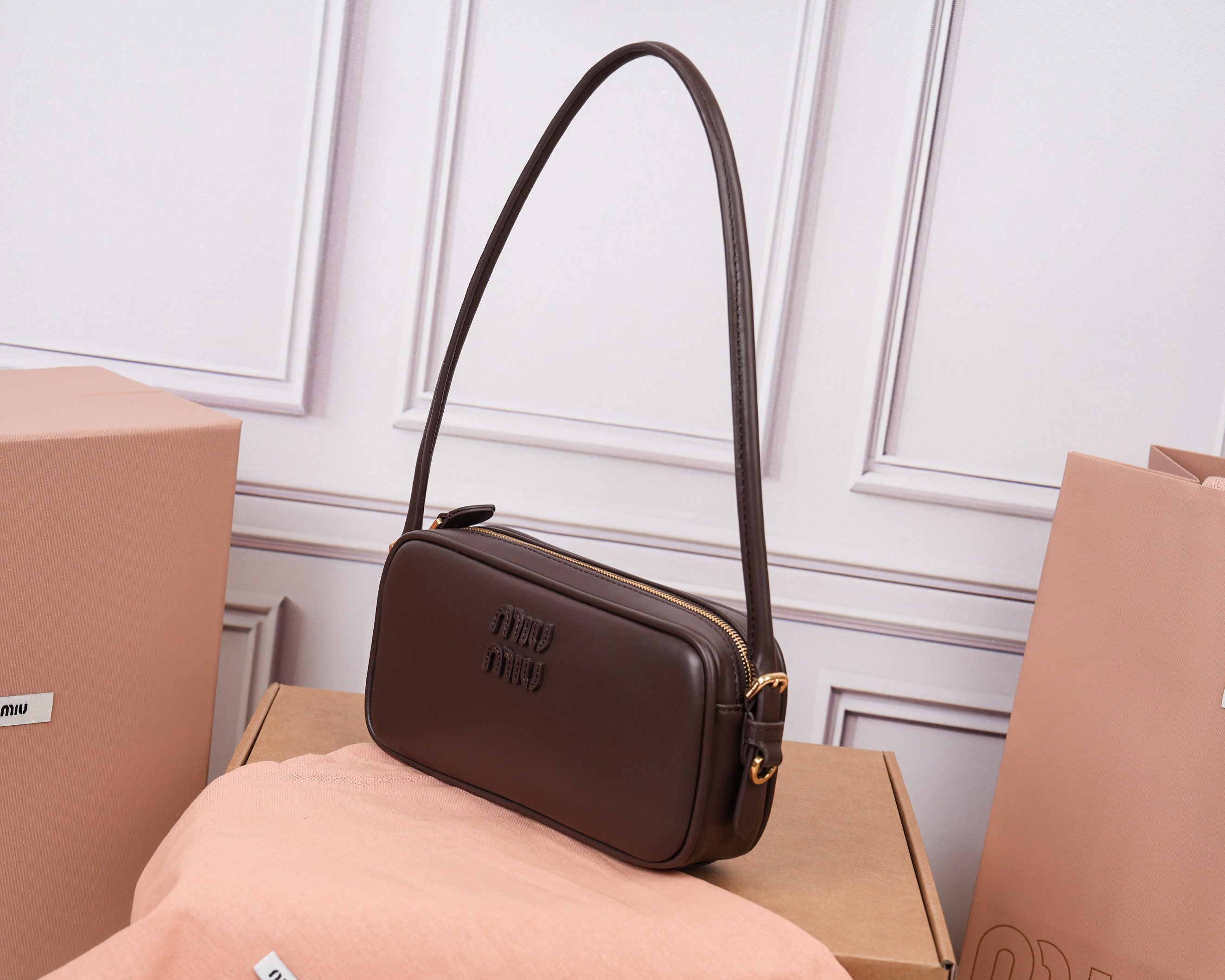 💰580【特级原厂皮】5NE024💕M家新品限量款麻将包，采用高品质进口小牛皮，双拼色更显复古时髦，风格简约时尚，为日常衣橱增添百搭之选，以挺括皮革设计体现品牌的年轻叛逆精神，可调节可拆卸皮革肩带，正面标志性皮革雕刻徽标，棉质缎面衬里，性价比超高，尺寸：20x10x4cm.【配全套原版包装】