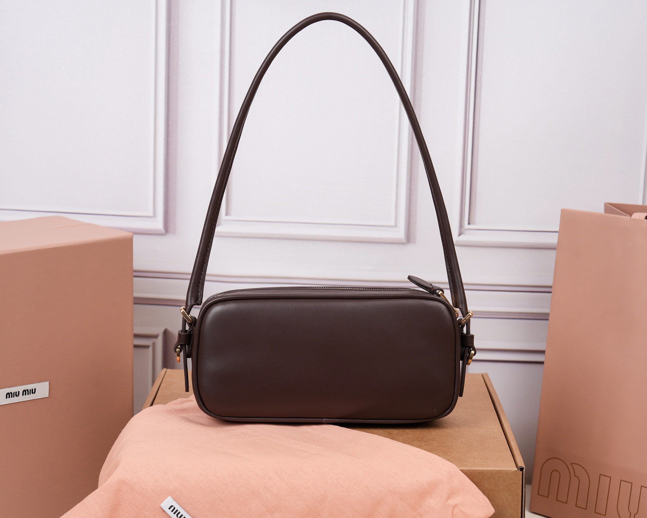 💰580【特级原厂皮】5NE024💕M家新品限量款麻将包，采用高品质进口小牛皮，双拼色更显复古时髦，风格简约时尚，为日常衣橱增添百搭之选，以挺括皮革设计体现品牌的年轻叛逆精神，可调节可拆卸皮革肩带，正面标志性皮革雕刻徽标，棉质缎面衬里，性价比超高，尺寸：20x10x4cm.【配全套原版包装】