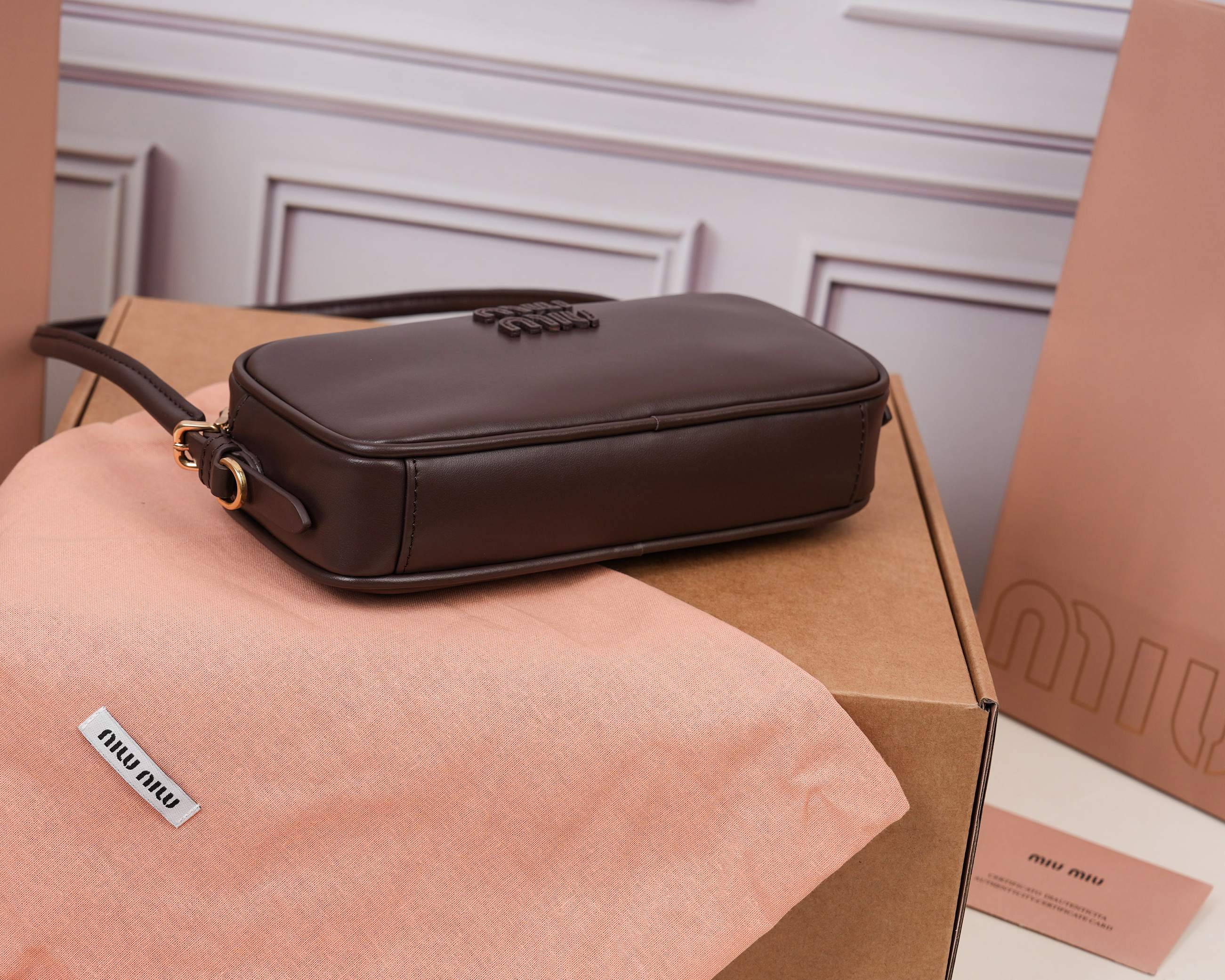 💰580【特级原厂皮】5NE024💕M家新品限量款麻将包，采用高品质进口小牛皮，双拼色更显复古时髦，风格简约时尚，为日常衣橱增添百搭之选，以挺括皮革设计体现品牌的年轻叛逆精神，可调节可拆卸皮革肩带，正面标志性皮革雕刻徽标，棉质缎面衬里，性价比超高，尺寸：20x10x4cm.【配全套原版包装】