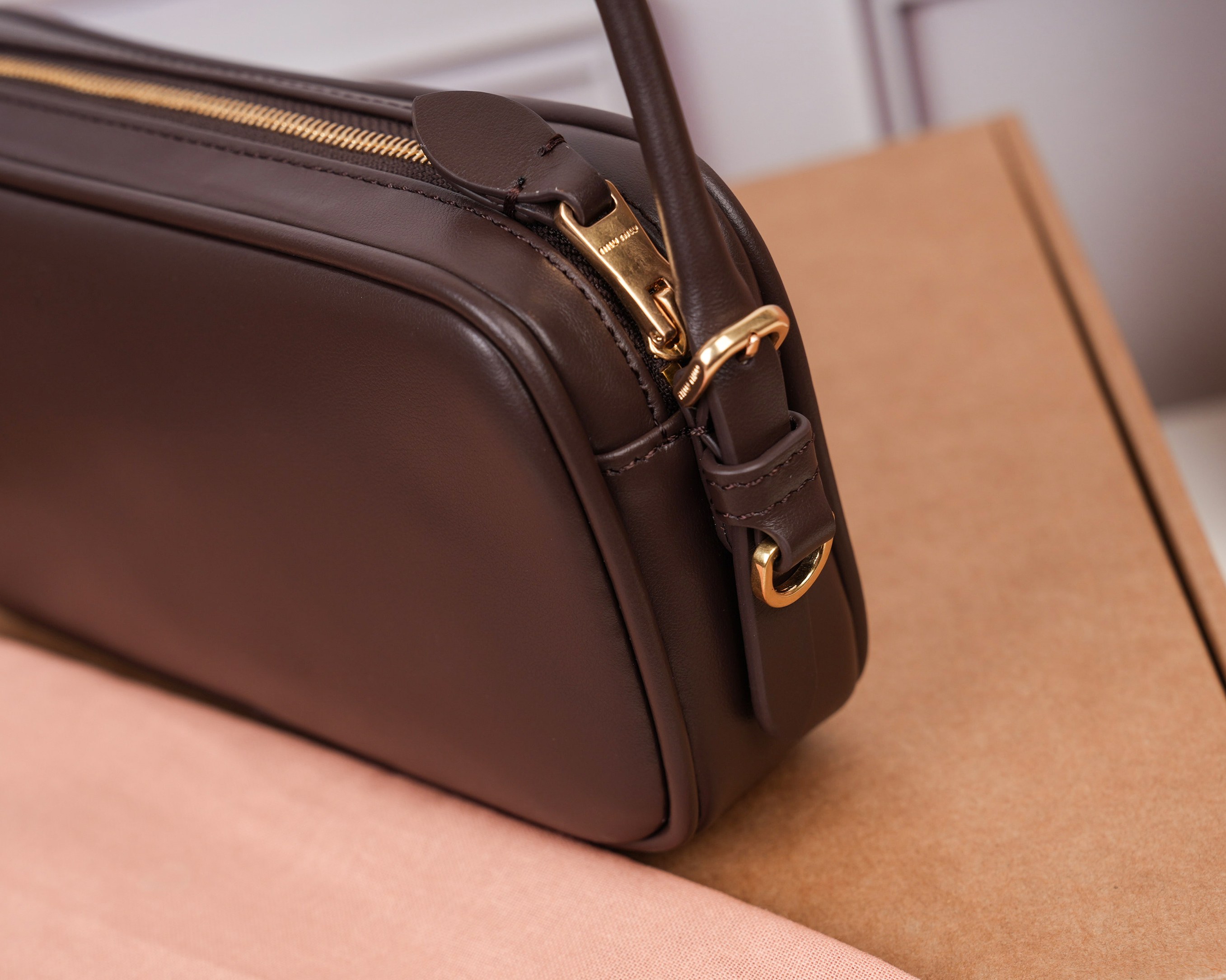 💰580【特级原厂皮】5NE024💕M家新品限量款麻将包，采用高品质进口小牛皮，双拼色更显复古时髦，风格简约时尚，为日常衣橱增添百搭之选，以挺括皮革设计体现品牌的年轻叛逆精神，可调节可拆卸皮革肩带，正面标志性皮革雕刻徽标，棉质缎面衬里，性价比超高，尺寸：20x10x4cm.【配全套原版包装】