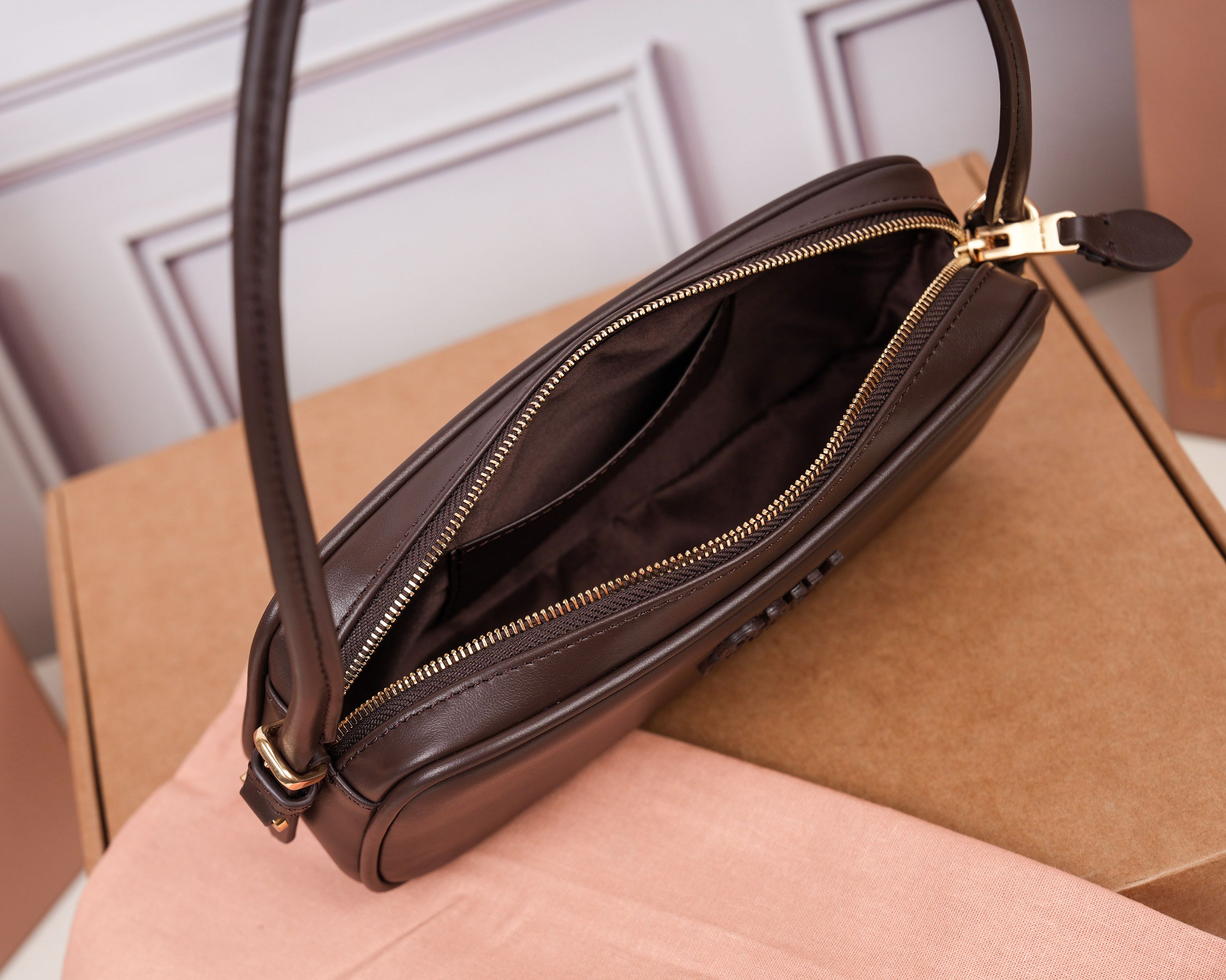 💰580【特级原厂皮】5NE024💕M家新品限量款麻将包，采用高品质进口小牛皮，双拼色更显复古时髦，风格简约时尚，为日常衣橱增添百搭之选，以挺括皮革设计体现品牌的年轻叛逆精神，可调节可拆卸皮革肩带，正面标志性皮革雕刻徽标，棉质缎面衬里，性价比超高，尺寸：20x10x4cm.【配全套原版包装】