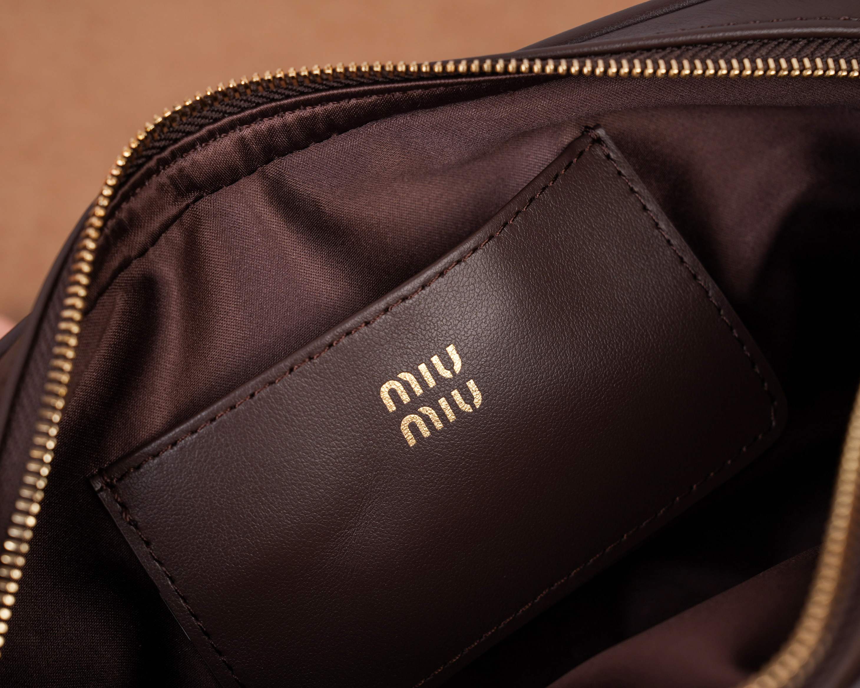 💰580【特级原厂皮】5NE024💕M家新品限量款麻将包，采用高品质进口小牛皮，双拼色更显复古时髦，风格简约时尚，为日常衣橱增添百搭之选，以挺括皮革设计体现品牌的年轻叛逆精神，可调节可拆卸皮革肩带，正面标志性皮革雕刻徽标，棉质缎面衬里，性价比超高，尺寸：20x10x4cm.【配全套原版包装】