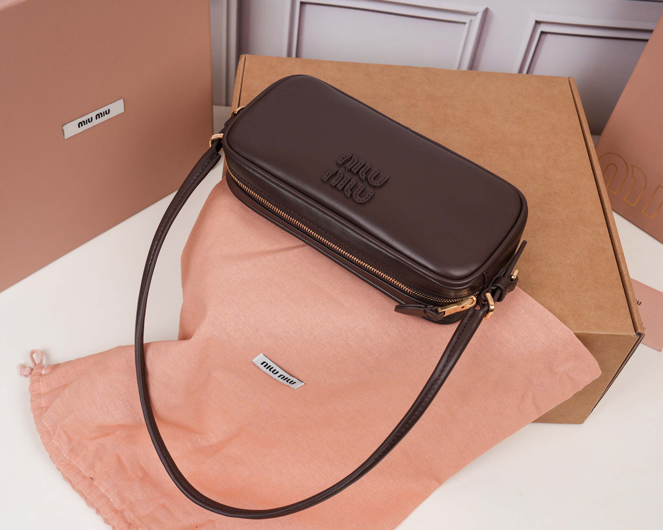 💰580【特级原厂皮】5NE024💕M家新品限量款麻将包，采用高品质进口小牛皮，双拼色更显复古时髦，风格简约时尚，为日常衣橱增添百搭之选，以挺括皮革设计体现品牌的年轻叛逆精神，可调节可拆卸皮革肩带，正面标志性皮革雕刻徽标，棉质缎面衬里，性价比超高，尺寸：20x10x4cm.【配全套原版包装】