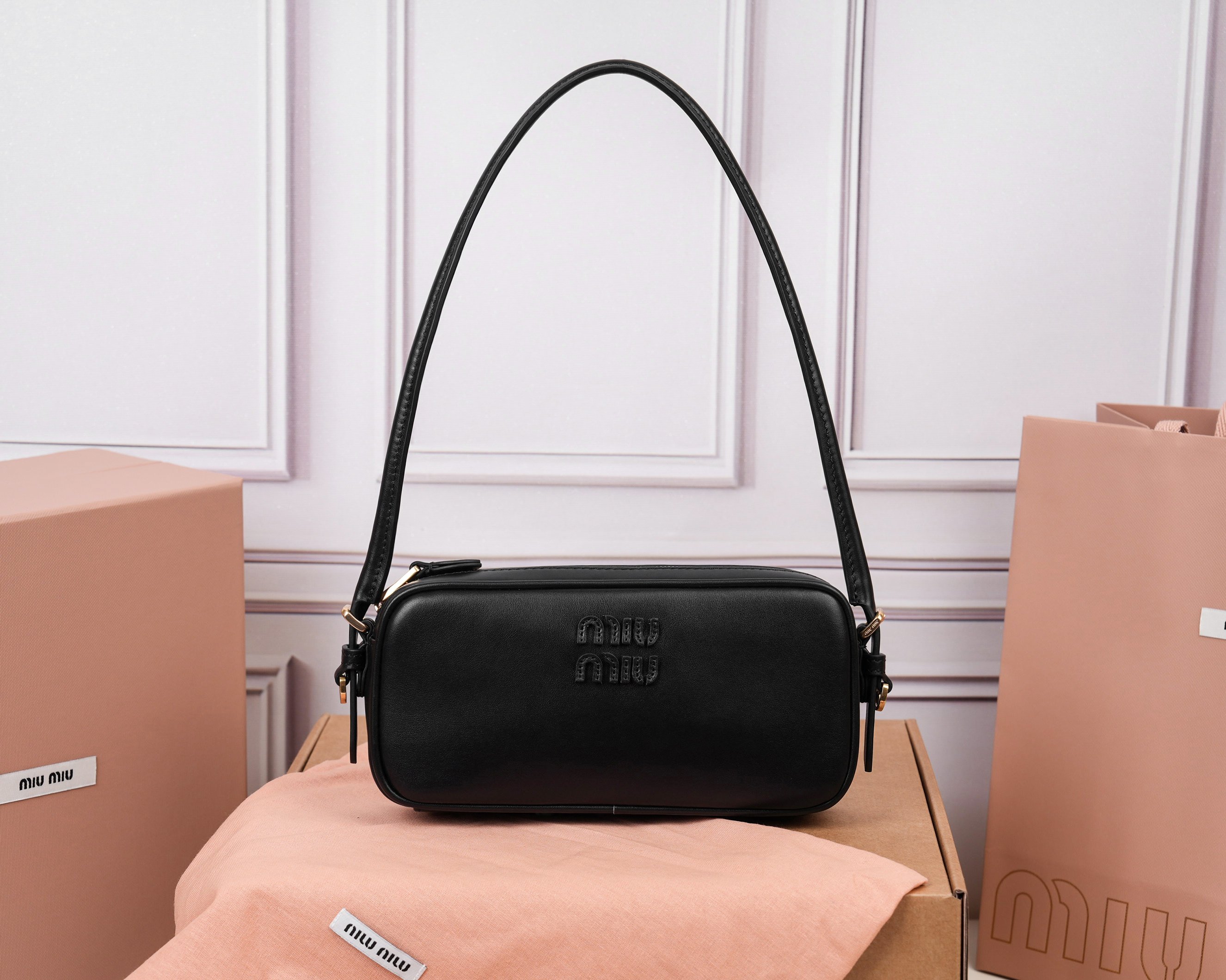 NO:719933,[Special grade original leather] 5NE024M's new limited edition mahjong bag, made of high-quality imported calfskin, with double color matching to make it more retro and fashionable. The style is simple and fashionable, adding a versatile option to the daily wardrobe. The crisp leather design reflects the brand's young and rebellious spirit.  God, adjustable and removable leather shoulder strap, iconic leather engraved logo on the front, cotton satin lining, very cost-effective, size 20x10x4cm. [With full original packaging], MIUMIU, miumiu, cowhide19860909【特级原厂皮】5NE024M家新品限量款麻将包,采用高品质进口小牛皮,双拼色更显复古时髦,风格简约时尚,为日常衣橱增添百搭之选,以挺括皮革设计体现品牌的年轻叛逆精神,可调节可拆卸皮革肩带,正面标志性皮革雕刻徽标,棉质缎面衬里,性价比超高,尺寸20x10x4cm.【配全套原版包装】,MIUMIU,miumiu,cowhide,Bag