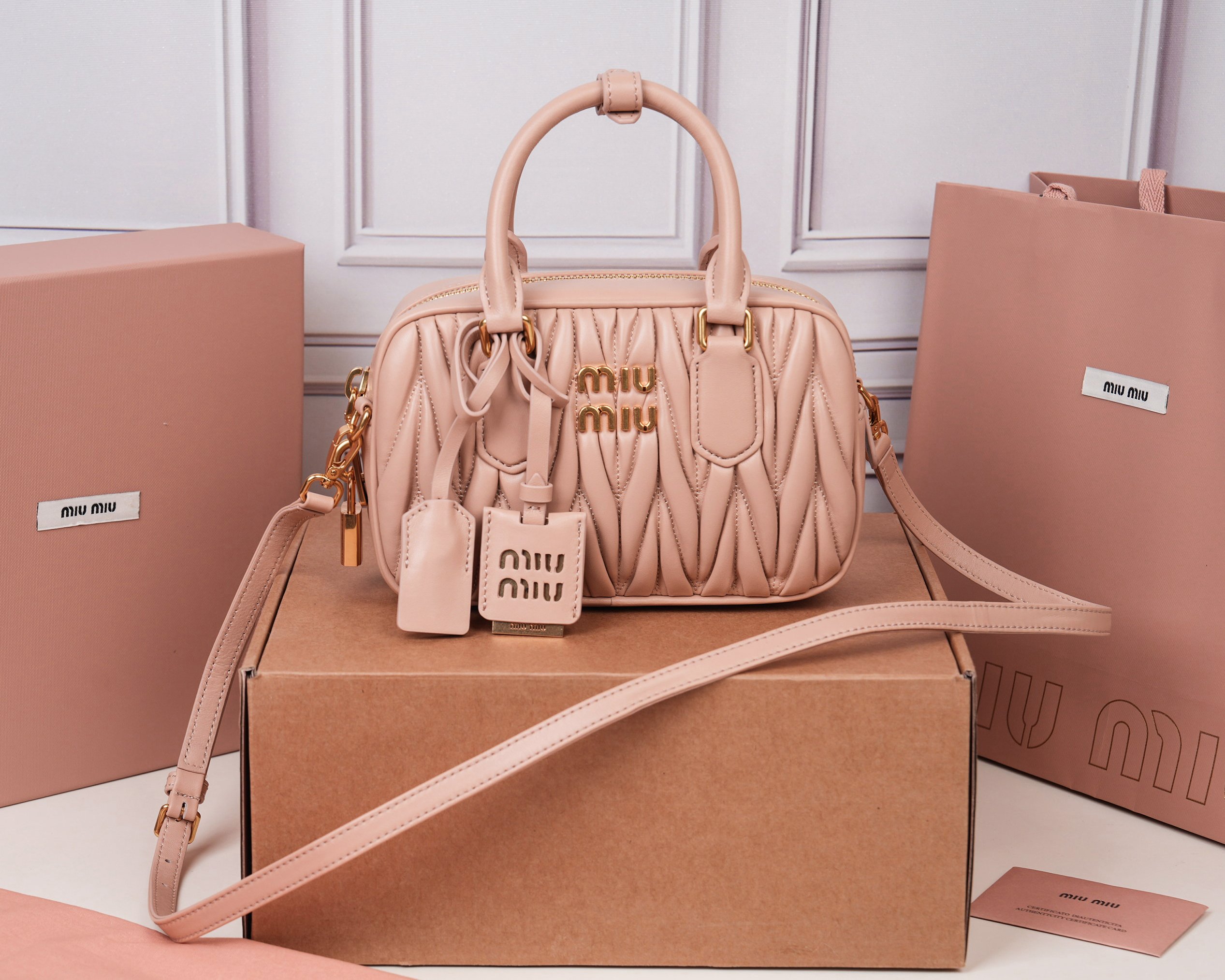 NO:719715,[Special grade original leather] 5BB123M new product too  Pretty bowling handbag, made of imported lambskin classic brand's iconic Matelasse texture embroidery, retro frosted hardware, retaining the sense of playfulness it should have, the overall shape of the bag is stiff and stylish, full of personality, can be sweet or salty, the capacity can be light, almost every major fashion influencer has one, the popularity is no less than the previous MiWander, size 19X13X6cm [with full set of original packaging], MIUMIU, miumiu, sheepskin19860909【特级原厂皮】5BB123M家新品too pretty保龄球手袋,采用进口小羊皮经典品牌标志性Matelasse纹理绣花,复古磨砂五金,保留了应有的俏皮感,包型整体硬挺有型,充满个性,可甜可盐,容量可光,各大时尚搏主几乎人手一个,火爆程度不亚于之前的MiWander,尺寸19X13X6cm【配全套原版包装】,MIUMIU,miumiu,sheepskin,Bag