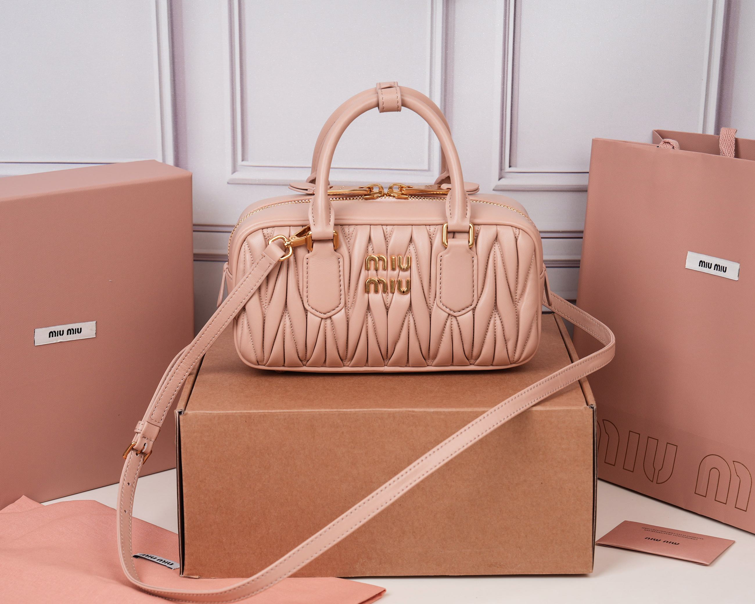 NO:719717,[Special grade original leather] 5BB142M's new bowling bag, the official website recommends it, this year's absolute hot style, top imported lambskin, M's unique style Matelasse pattern, the bag body is exquisite and three-dimensional, the front lettering logo matches the color of the leather  Should be, detachable and adjustable leather long shoulder strap, cotton satin lining, with zipper pocket, same style as many celebrities and internet celebrities, size 22X10.5X7.5cm [with full set of original packaging], MIUMIU, miumiu, sheepskin19860909【特级原厂皮】5BB142M家新款保龄球包包,官网主推,今年绝对爆火款式,顶级进口小羊皮,M家独具风格Matelasse图案,包身精致立体有型,正面刻字徽标与皮革颜色相呼应,可拆卸可调节皮革长肩带,棉质缎面衬里,配拉链式口袋,众多明星网红同款,尺寸22X10.5X7.5cm【配全套原版包装】,MIUMIU,miumiu,sheepskin,Bag