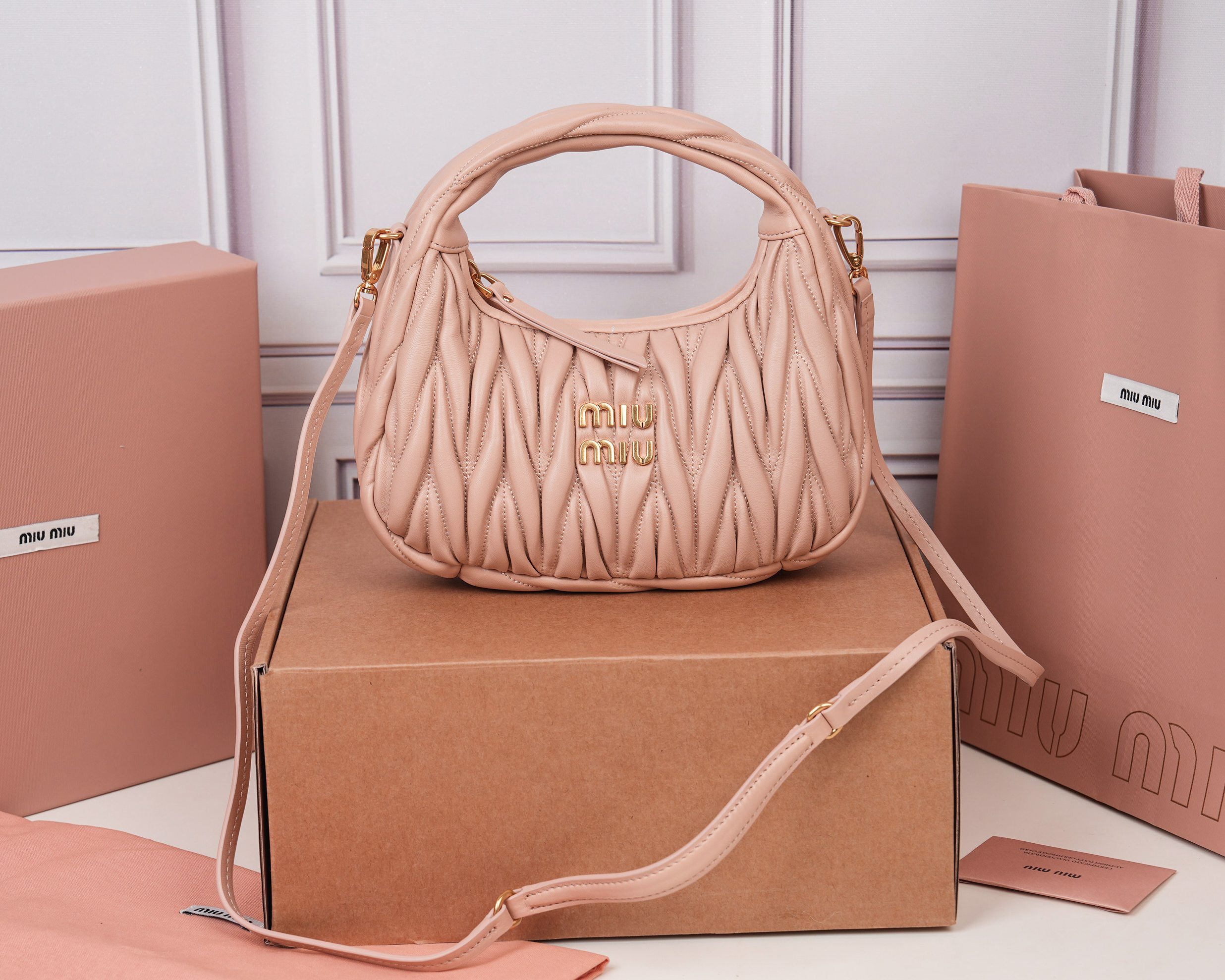 NO:719719,[Special grade original leather] 5BC125 MiuWander handbag, made of imported lambskin classic brand iconic Matelasse texture embroidery, retro frosted hardware, using round curves, retaining the sense of playfulness it should have. The overall shape of the bag is stiff and stylish, full of personality, sweet or salty, and has a considerable capacity. Almost all major fashionistas have one, size 20×23×6cm [with full set of original packaging], MIUMIU, miumiu, sheepskin19860909【特级原厂皮】5BC125 MiuWander 手袋,采用进口小羊皮经典品牌标志性Matelasse纹理绣花,复古磨砂五金,利用圆孤的曲线,保留了应有的俏皮感,包型整体硬挺有型,充满个性,可甜可盐,容量可观,各大时尚搏主几乎人手一个,尺寸20×23×6cm【配全套原版包装】,MIUMIU,miumiu,sheepskin,Bag