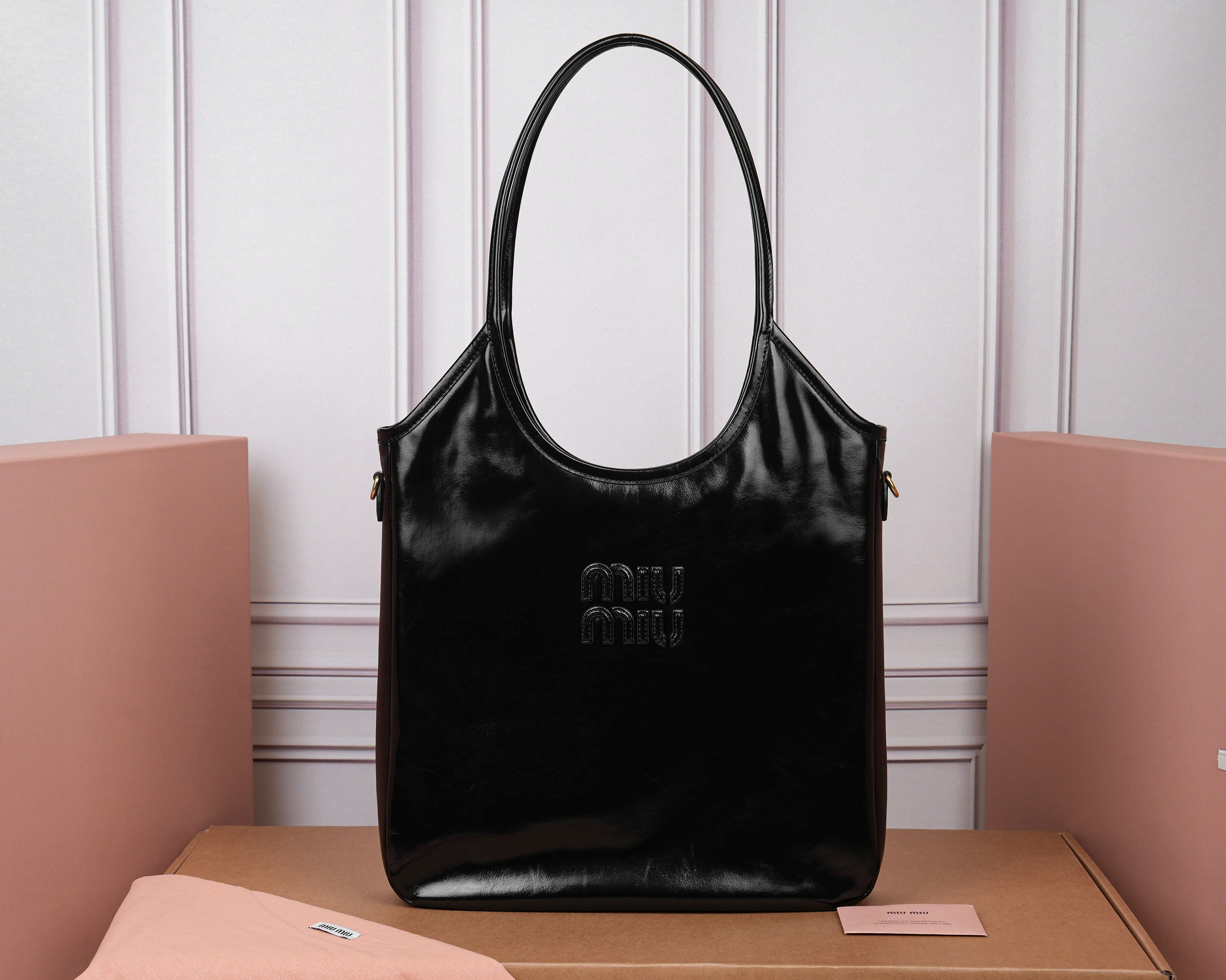 NO:719711,[Special grade original leather] 5BG311 new product reinterprets the classic tote bag IVY, showing a practical and versatile elegant style. The soft cow leather luster is combined with exquisite finishes and the iconic same-color lettering logo, and the thickened sides of the old half-day  The surface is brand new oil-waxed patent leather, with a unique leather texture. The body of the bag is soft but not slumped. It has a casual and lazy temperament. It has a large capacity. Carrying it on the street every day will definitely turn heads. Hand-stitched leather logo logo, brand new linen lining inside, equipped with zipper pocket, size 35  X 40cm [with full set of original packaging], MIUMIU, miumiu, totes, cowhide19860909【特级原厂皮】5BG311新品重新诠释经典托特包IVY,展现实用且多功能的优雅风格,柔和的牛皮革光泽与精致的饰面及标志性的同色刻字徽标相结合,与旧款半天的加厚侧面,全新油蜡漆皮,皮质质感一绝,包身软而不塌,气质随性慵懒,容量超大,日常出街背它回头率百分百,手工缝制皮面Logo标志,内里全新麻布里,配拉链式口袋,尺寸35 X 40cm【配全套原版包装】,MIUMIU,miumiu,totes,cowhide,Bag