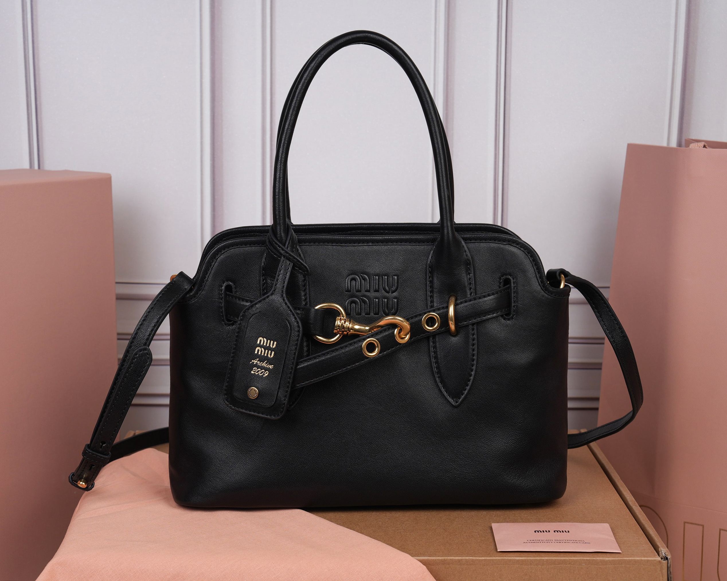 NO:719674,[Special grade original leather] 5BA292 new small Aventure bag shows a simple and casual charm, reinterpreting classic lines, this soft Naa variant shows a versatile and practical attitude, and is enhanced by exquisite and unique details, adventure  The naa leather handbag is inspired by the miu archive design. The structure has been adjusted to become lighter and rejuvenate with a new personality. It is decorated with an embossed letter logo to add iconicity. Retro gold hardware, linen blend lining, zipper pocket and patch pocket, long wrist suitable for use as a handbag or shoulder, size 22X30X10cm [with full set of original packaging], MIUMIU, miumiu19860909【特级原厂皮】5BA292新款小号Aventure包袋展现出简约随性的魅力,重新诠释经典线条,这款柔软的Naa变体展现出多功能和实用的态度,并通过精致独特的细节得到提升,aventure naa皮革手袋灵感源自miu典藏设计,结构经过调整,变得更加轻便,焕发全新个性,饰以压花字母徽标,增添标志性,复古金色五金配件,亚麻混纺衬里,配拉链口袋和贴袋,长手腕适合用作手提或单肩,尺寸 22X30X10cm【配全套原版包装】,MIUMIU,miumiu,Bag