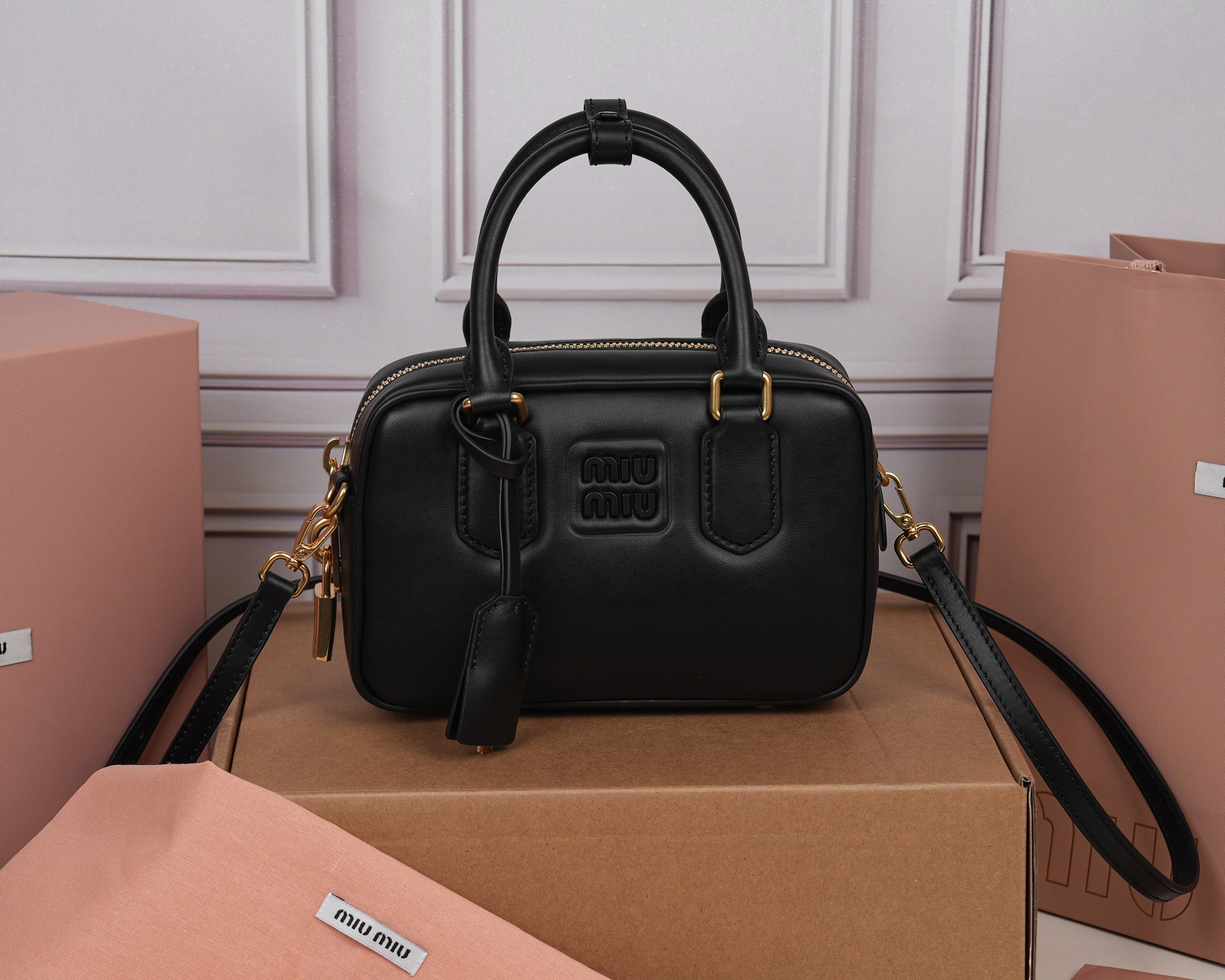 NO:719677,[Special grade original leather] 5BB123 new product too  pretty bowling handbag, made of imported calfskin with classic brand iconic Matelasse texture embroidery and retro frosted hardware, retaining the sense of playfulness it should have. The overall shape of the bag is stiff and stylish, full of personality, can be sweet or salty, and can be light or small. Almost everyone in the major fashionistas has one. It is as popular as the previous MiWander, imported original cowhide, size 19x13x6cm [with full set of original packaging], MIUMIU, miumiu, cowhide19860909【特级原厂皮】5BB123新品too pretty保龄球手袋,采用进口小牛皮经典品牌标志性Matelasse纹理绣花,复古磨砂五金,保留了应有的俏皮感,包型整体硬挺有型,充满个性,可甜可盐,容量可光,各大时尚搏主几乎人手一个,火爆程度不亚于之前的MiWander,进口原厂牛皮,尺寸19x13x6cm【配全套原版包装】,MIUMIU,miumiu,cowhide,Bag