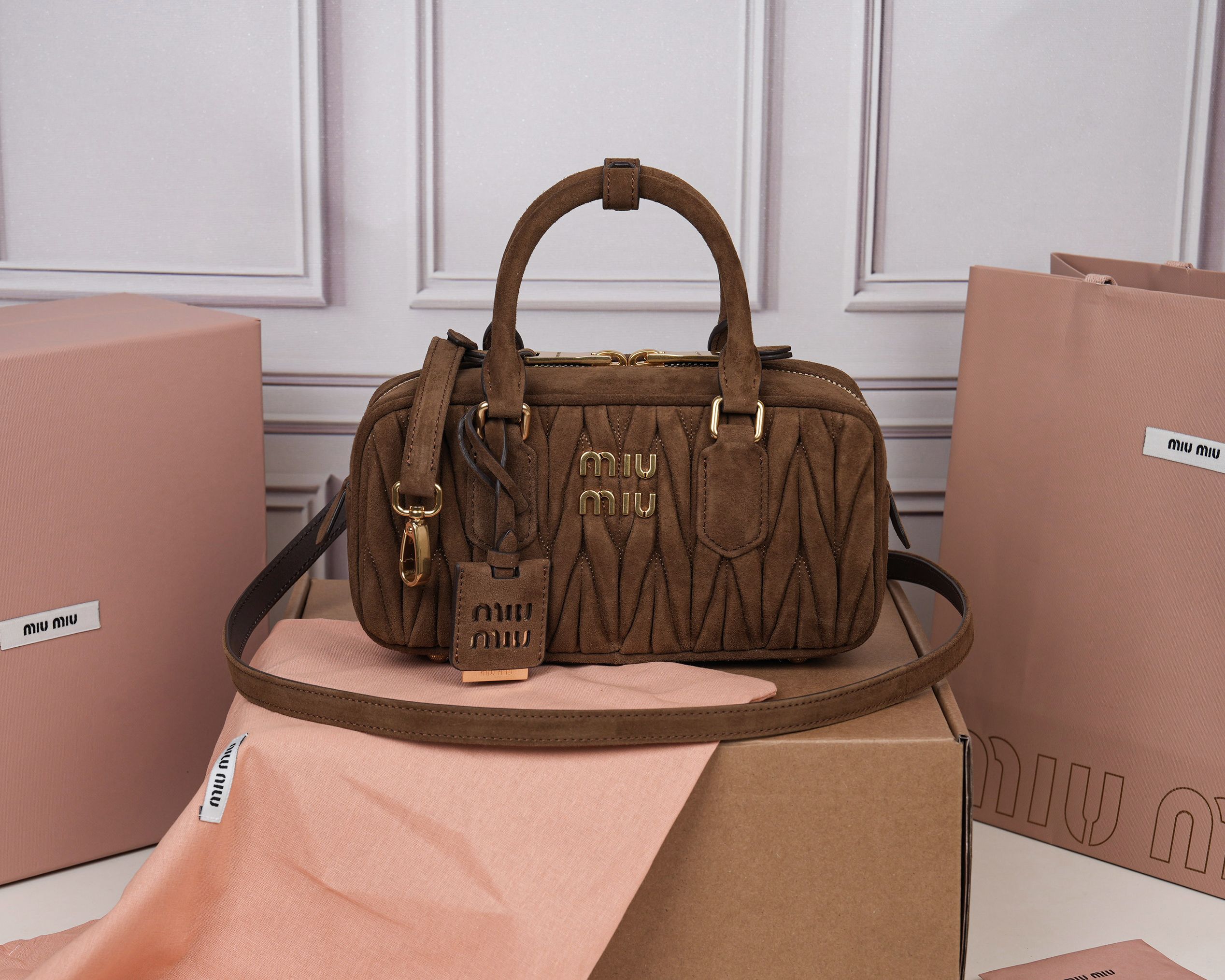 NO:719706,[Special grade original leather] 5BB142M's new bowling bag, the official website recommends it, this year's absolute hot style, top imported lambskin, M's unique style Matelasse pattern, the bag body is exquisite and three-dimensional, the front lettering logo matches the color of the leather  Should be, detachable and adjustable leather long shoulder strap, cotton satin lining, with zipper pocket, same style as many celebrities and internet celebrities, size 22X10.5X7.5cm [with full set of original packaging], MIUMIU, miumiu, sheepskin19860909【特级原厂皮】5BB142M家新款保龄球包包,官网主推,今年绝对爆火款式,顶级进口小羊皮,M家独具风格Matelasse图案,包身精致立体有型,正面刻字徽标与皮革颜色相呼应,可拆卸可调节皮革长肩带,棉质缎面衬里,配拉链式口袋,众多明星网红同款,尺寸22X10.5X7.5cm【配全套原版包装】,MIUMIU,miumiu,sheepskin,Bag