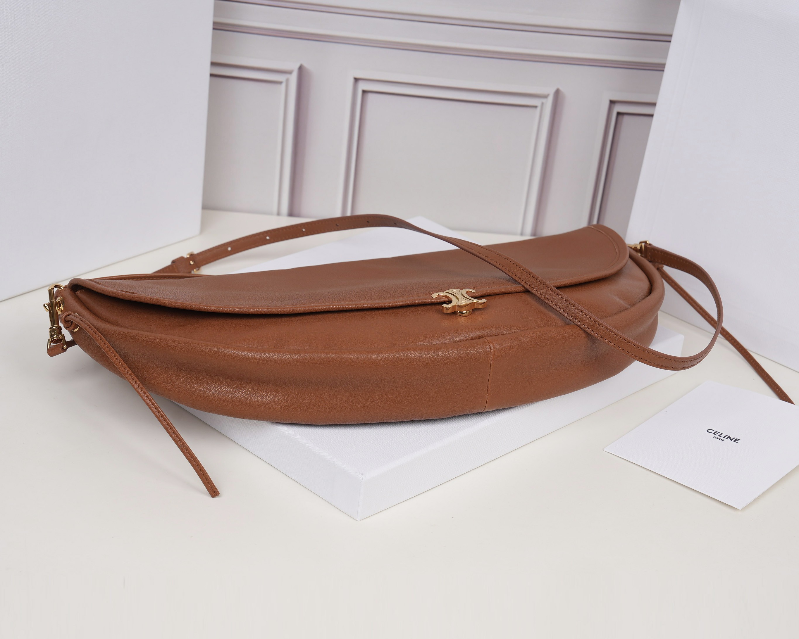 批880（意大利进口原厂皮）🇮🇹独家新款专柜品质，正品开发，顶级原单货，实物实拍，型号：124142，尺寸：46&times;19&times;10cm，材质：意大利进口原厂羊皮革，牛皮绒面衬里。精工细作，不管是车线还是油边，还是选购意大利进口皮料，每一道工序都层层把关，只为做出最好的品质～