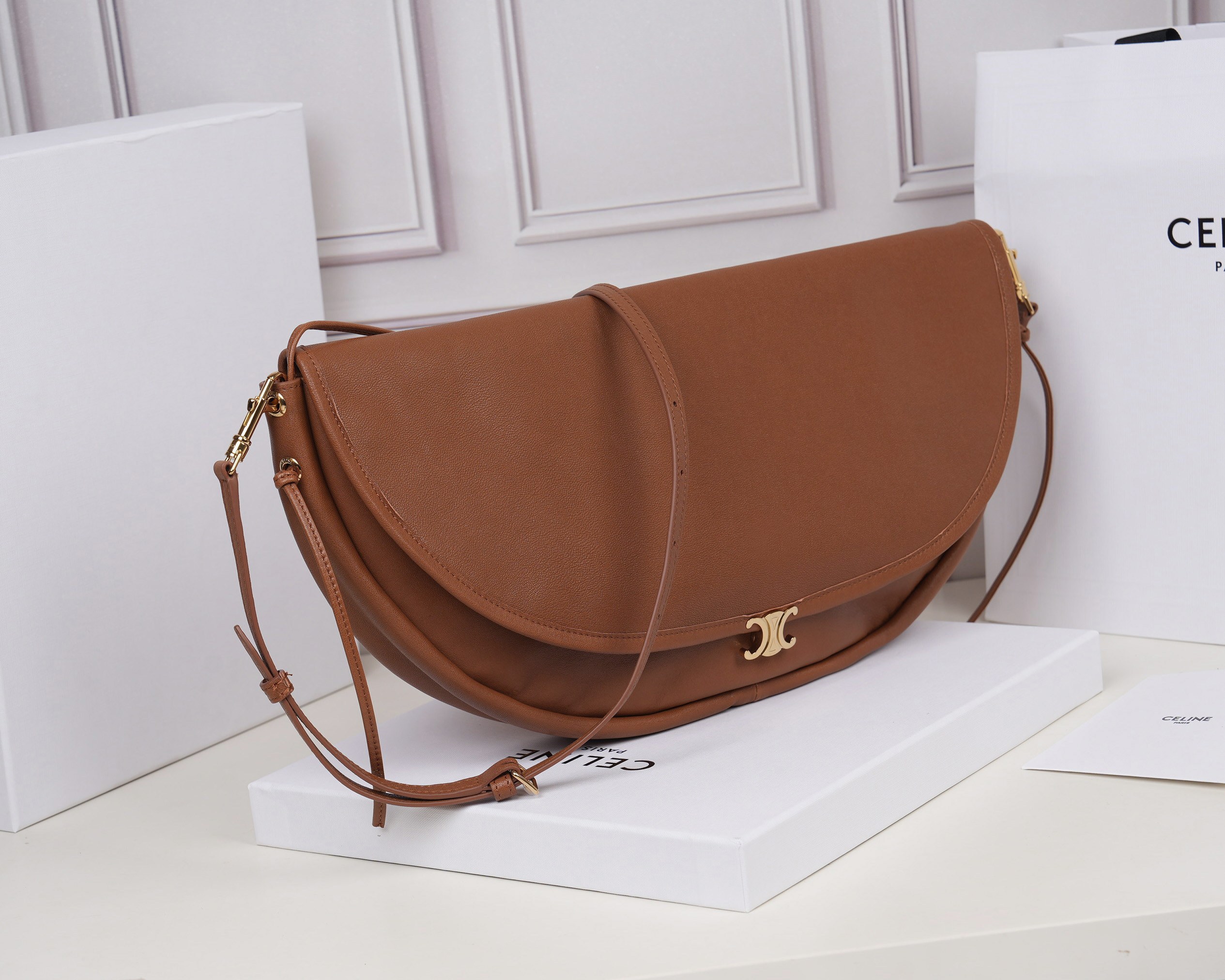 批880（意大利进口原厂皮）🇮🇹独家新款专柜品质，正品开发，顶级原单货，实物实拍，型号：124142，尺寸：46&times;19&times;10cm，材质：意大利进口原厂羊皮革，牛皮绒面衬里。精工细作，不管是车线还是油边，还是选购意大利进口皮料，每一道工序都层层把关，只为做出最好的品质～