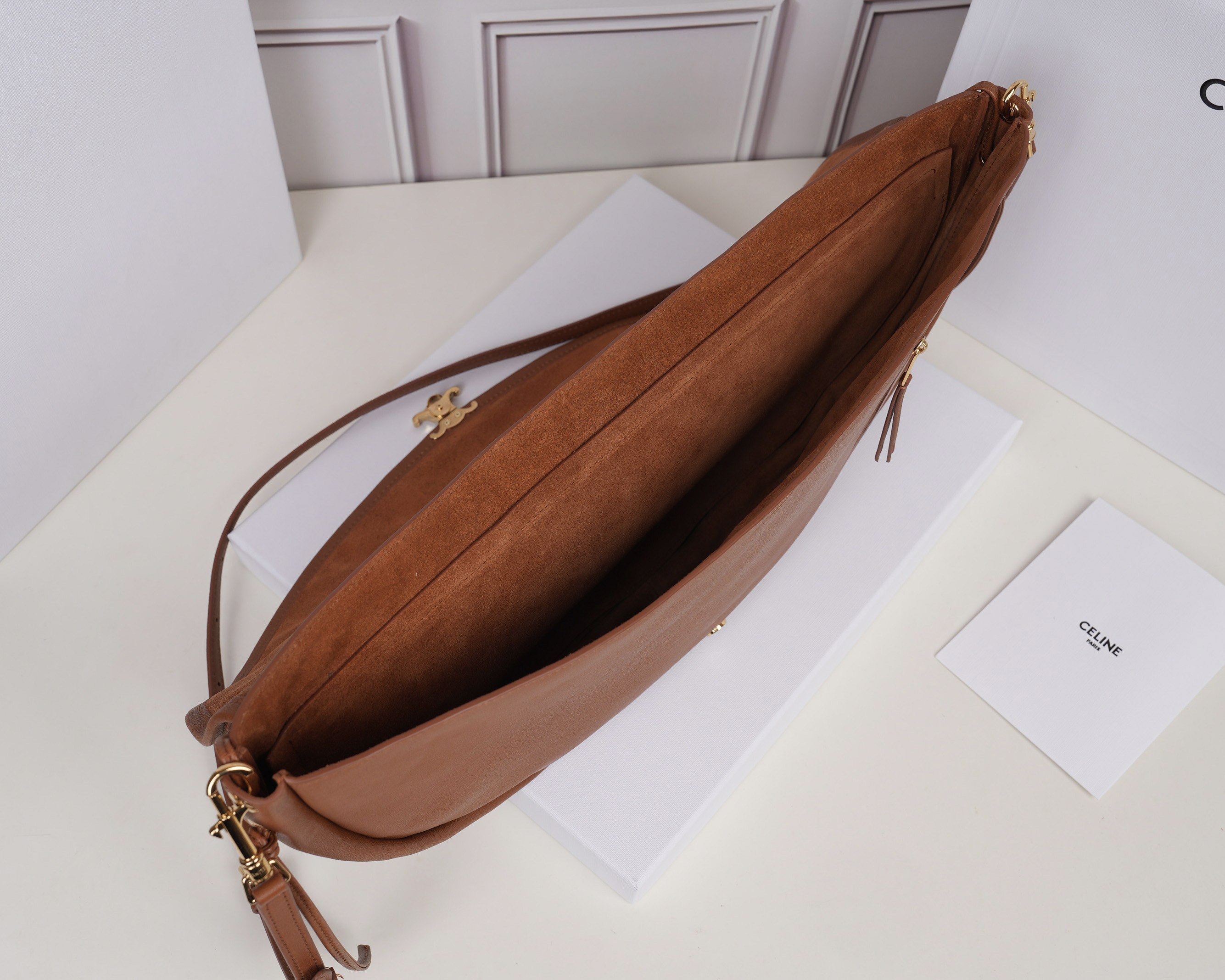 批880（意大利进口原厂皮）🇮🇹独家新款专柜品质，正品开发，顶级原单货，实物实拍，型号：124142，尺寸：46&times;19&times;10cm，材质：意大利进口原厂羊皮革，牛皮绒面衬里。精工细作，不管是车线还是油边，还是选购意大利进口皮料，每一道工序都层层把关，只为做出最好的品质～