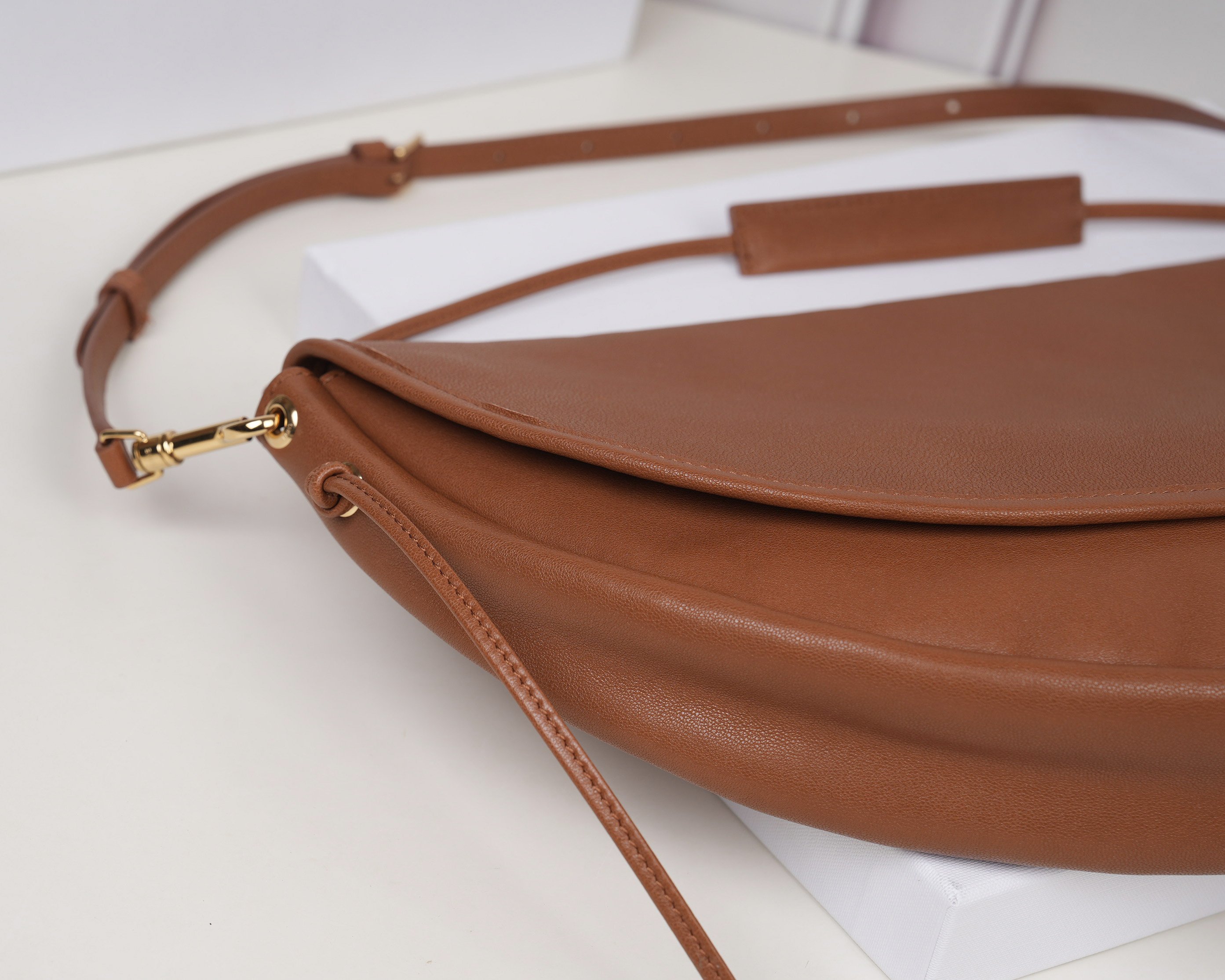 批880（意大利进口原厂皮）🇮🇹独家新款专柜品质，正品开发，顶级原单货，实物实拍，型号：124142，尺寸：46&times;19&times;10cm，材质：意大利进口原厂羊皮革，牛皮绒面衬里。精工细作，不管是车线还是油边，还是选购意大利进口皮料，每一道工序都层层把关，只为做出最好的品质～