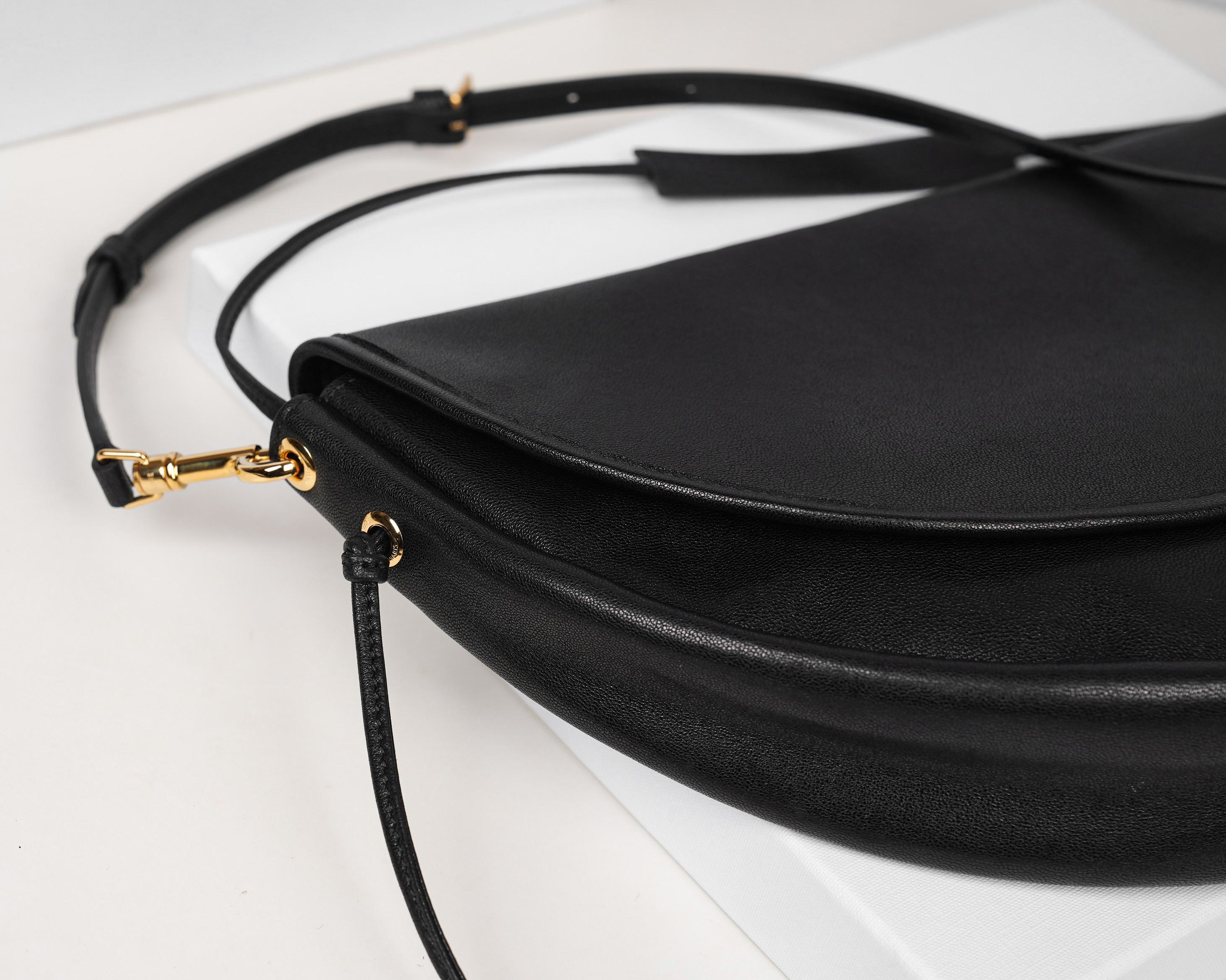 批880（意大利进口原厂皮）🇮🇹独家新款专柜品质，正品开发，顶级原单货，实物实拍，型号：124142，尺寸：46&times;19&times;10cm，材质：意大利进口原厂羊皮革，牛皮绒面衬里。精工细作，不管是车线还是油边，还是选购意大利进口皮料，每一道工序都层层把关，只为做出最好的品质～