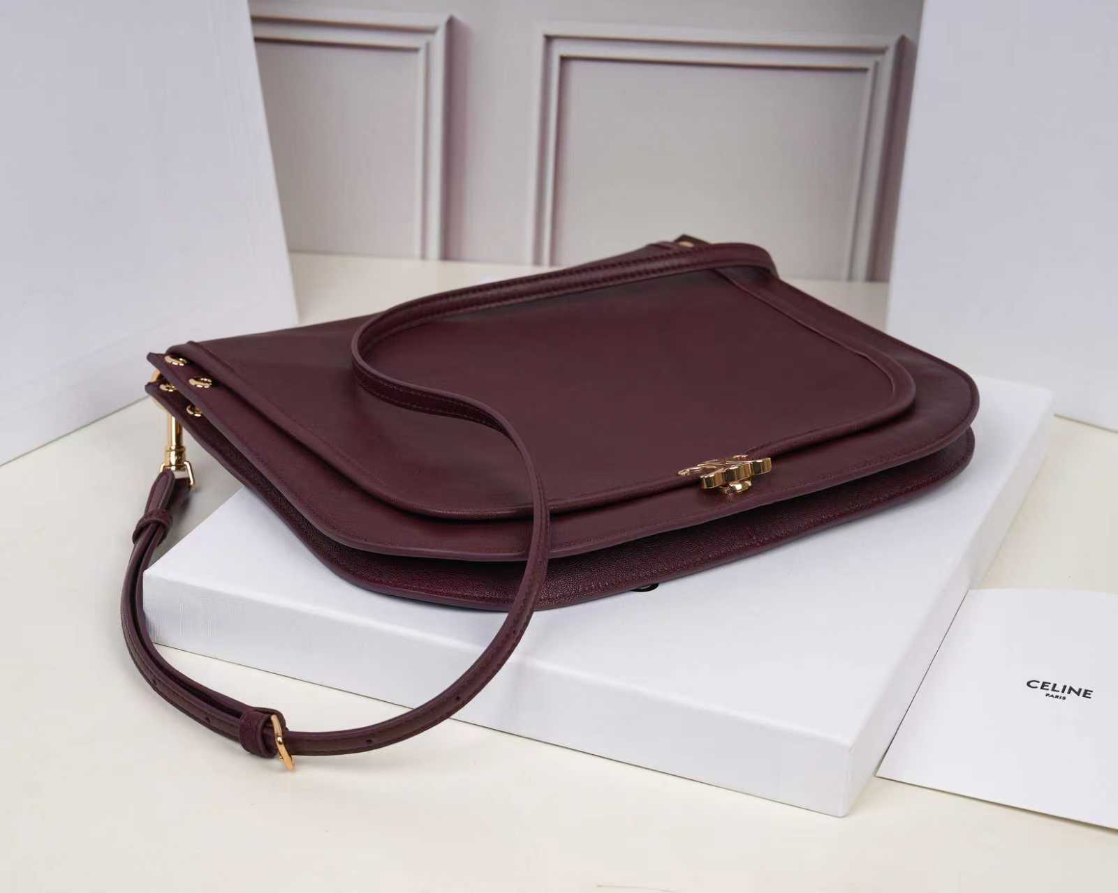 批930（意大利进口原厂皮）🇮🇹独家新款专柜品质，正品开发，顶级原单货，实物实拍，型号：123632，尺寸：32&times;26&times;2cm，材质：意大利进口原厂羊皮革，牛皮绒面衬里。精工细作，不管是车线还是油边，还是选购意大利进口皮料，每一道工序都层层把关，只为做出最好的品质～