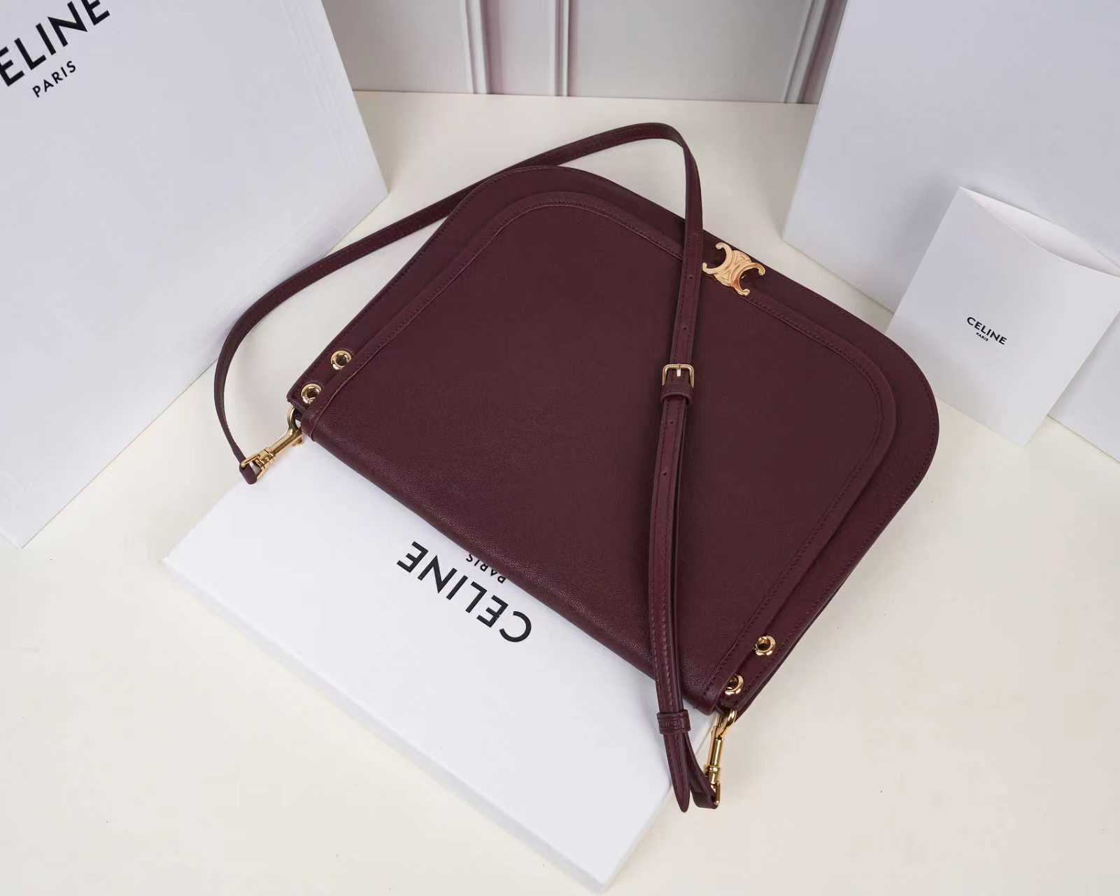 批930（意大利进口原厂皮）🇮🇹独家新款专柜品质，正品开发，顶级原单货，实物实拍，型号：123632，尺寸：32&times;26&times;2cm，材质：意大利进口原厂羊皮革，牛皮绒面衬里。精工细作，不管是车线还是油边，还是选购意大利进口皮料，每一道工序都层层把关，只为做出最好的品质～