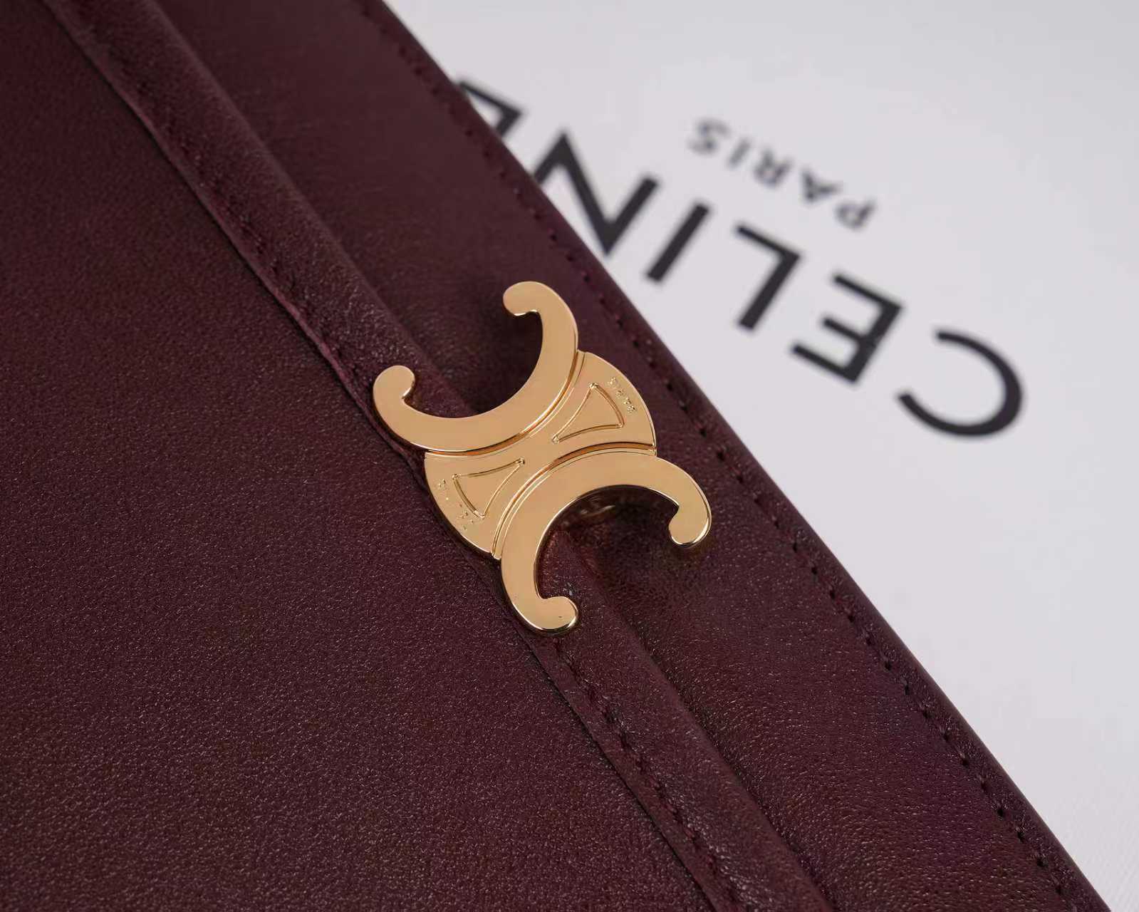 批930（意大利进口原厂皮）🇮🇹独家新款专柜品质，正品开发，顶级原单货，实物实拍，型号：123632，尺寸：32&times;26&times;2cm，材质：意大利进口原厂羊皮革，牛皮绒面衬里。精工细作，不管是车线还是油边，还是选购意大利进口皮料，每一道工序都层层把关，只为做出最好的品质～