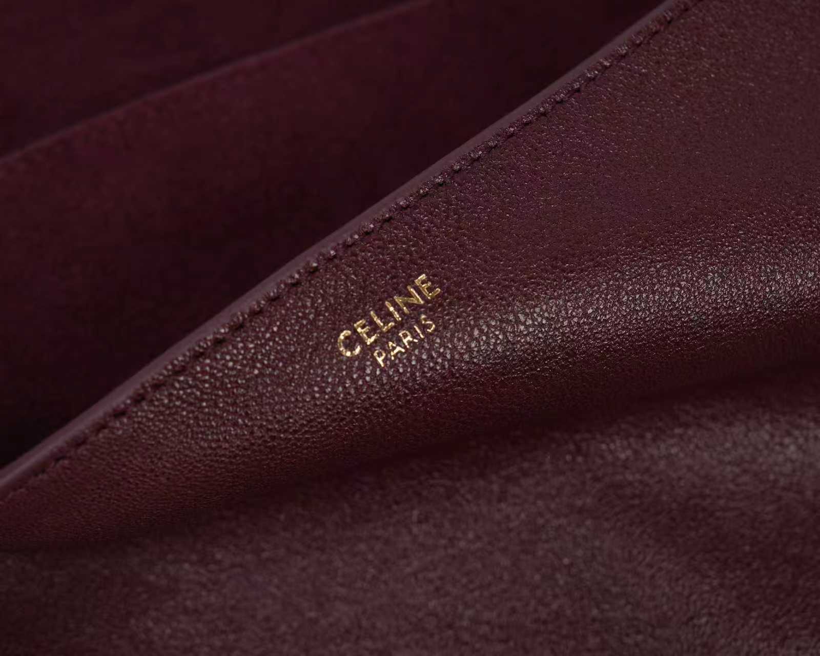 批930（意大利进口原厂皮）🇮🇹独家新款专柜品质，正品开发，顶级原单货，实物实拍，型号：123632，尺寸：32&times;26&times;2cm，材质：意大利进口原厂羊皮革，牛皮绒面衬里。精工细作，不管是车线还是油边，还是选购意大利进口皮料，每一道工序都层层把关，只为做出最好的品质～