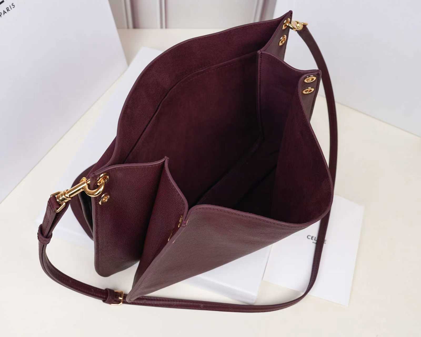 批930（意大利进口原厂皮）🇮🇹独家新款专柜品质，正品开发，顶级原单货，实物实拍，型号：123632，尺寸：32&times;26&times;2cm，材质：意大利进口原厂羊皮革，牛皮绒面衬里。精工细作，不管是车线还是油边，还是选购意大利进口皮料，每一道工序都层层把关，只为做出最好的品质～