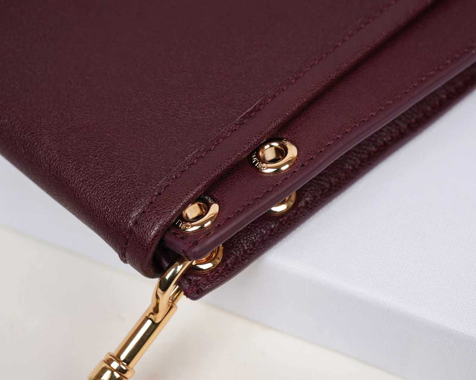 批930（意大利进口原厂皮）🇮🇹独家新款专柜品质，正品开发，顶级原单货，实物实拍，型号：123632，尺寸：32&times;26&times;2cm，材质：意大利进口原厂羊皮革，牛皮绒面衬里。精工细作，不管是车线还是油边，还是选购意大利进口皮料，每一道工序都层层把关，只为做出最好的品质～